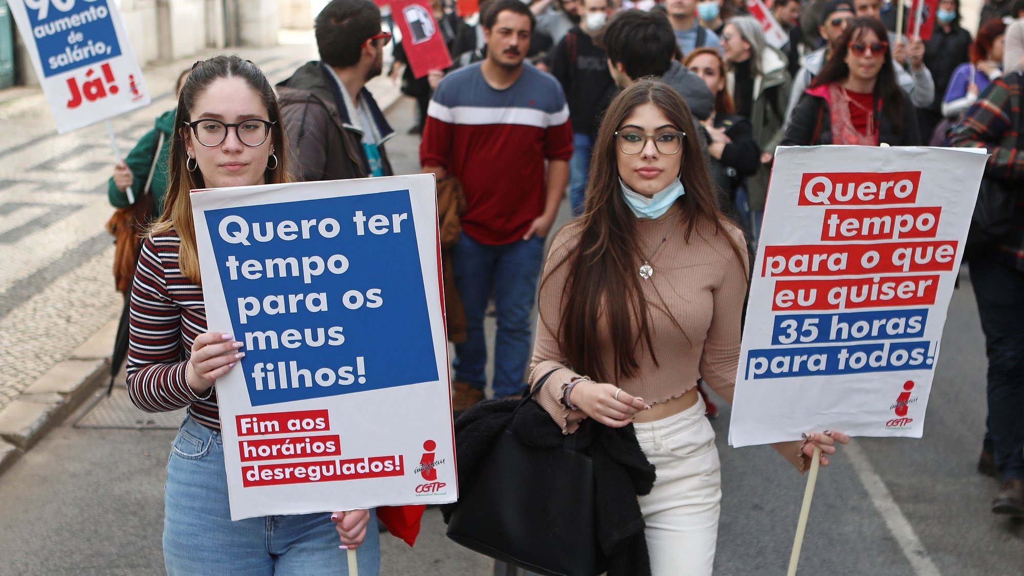 Jovens trabalhadores protestam durante uma manifestação convocada pela Interjovem/CGTP-IN, sob o lema &quot;Produzimos a riqueza, Queremos o que é nosso, Exigimos soluções!&quot;, como forma de assinalar o Dia Nacional da Juventude comemorado dia 28 de Março, em Lisboa, 31 de março de 2022. ANTÓNIO PEDRO SANTOS/LUSA
