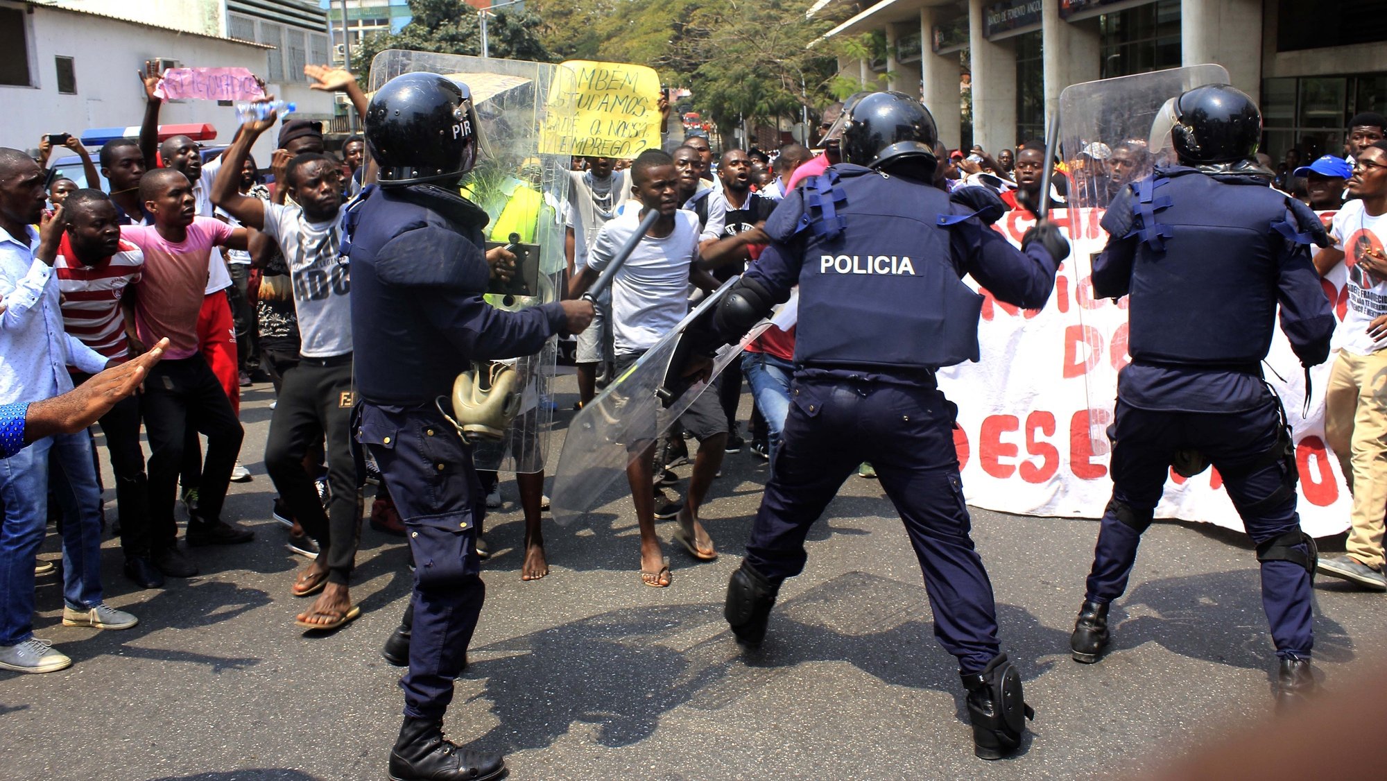 Elementos da Polícia carregam sobre os manifestanmtes durante a marcha contra o desemprego e o &quot;marimbondo&quot; João Lourenço, reivindicando o cumprimento das promessas eleitorais, num protesto marcado por alguns momentos de tensão com a polícia, mas também pela &quot;conquista&quot; da liberdade de expressão, em Luanda, Angola, 24 de agosto de 2019. AMPE ROGÉRIO/LUSA