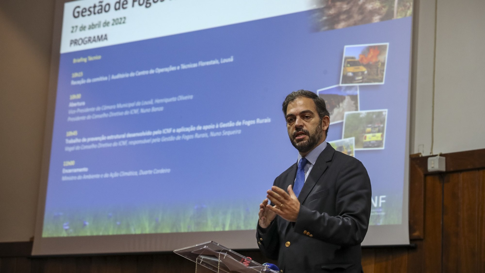 O ministro do Ambiente e da Ação Climática, Duarte Cordeiro, durante a sessão de apresentação do trabalho de prevenção estrutural desenvolvido pelo ICFN e aplicação de apoio à Gestão de Fogos Rurais, no Centro de Operações e Técnicas Florestais, Lousã, 27 de abril de 2022. PAULO NOVAIS/LUSA