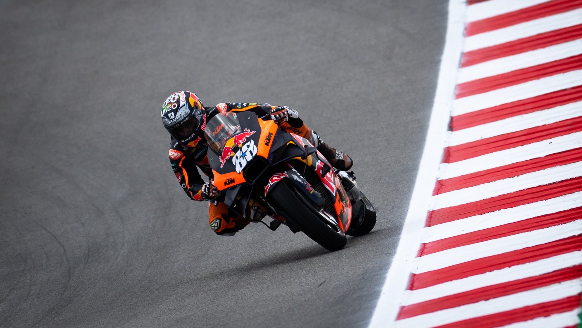 epa09904504 Portuguese MotoGP rider Miguel Oliveira of the Red Bull KTM Factory Racing team in action during the qualifying session for the Motorcycling Grand Prix of Portugal at the Algarve International race track in Portimao, southern Portugal, 23 April 2022.  EPA/JOSE SENA GOULAO