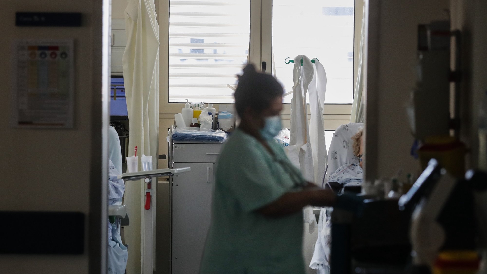 Técnicos de saúde numa ala do Hospital de Santa Maria, em Lisboa, 03 de maio de 2022. (ACOMPANHA TEXTO DA LUSA DO DIA 06 DE MAIO DE 2022). TIAGO PETINGA/LUSA