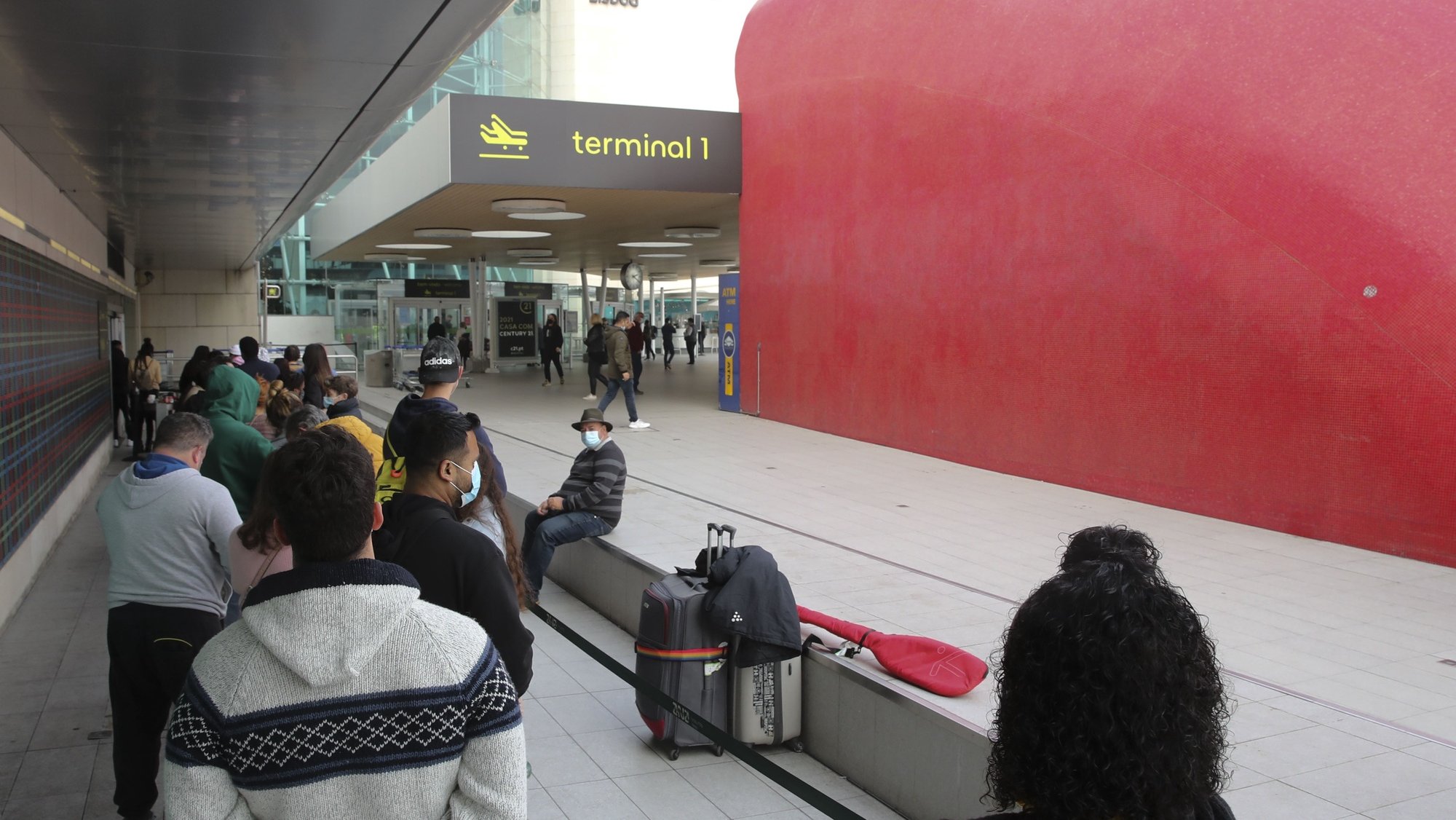 Passageiros aguardam na fila para testes à covid-19 no Aeroporto de Lisboa, responsável do laboratório diz que filas existem porque é o único local aberto em Lisboa para fazer teste Covid, 02 de janeiro de 2022. MANUEL ALMEIDA/LUSA