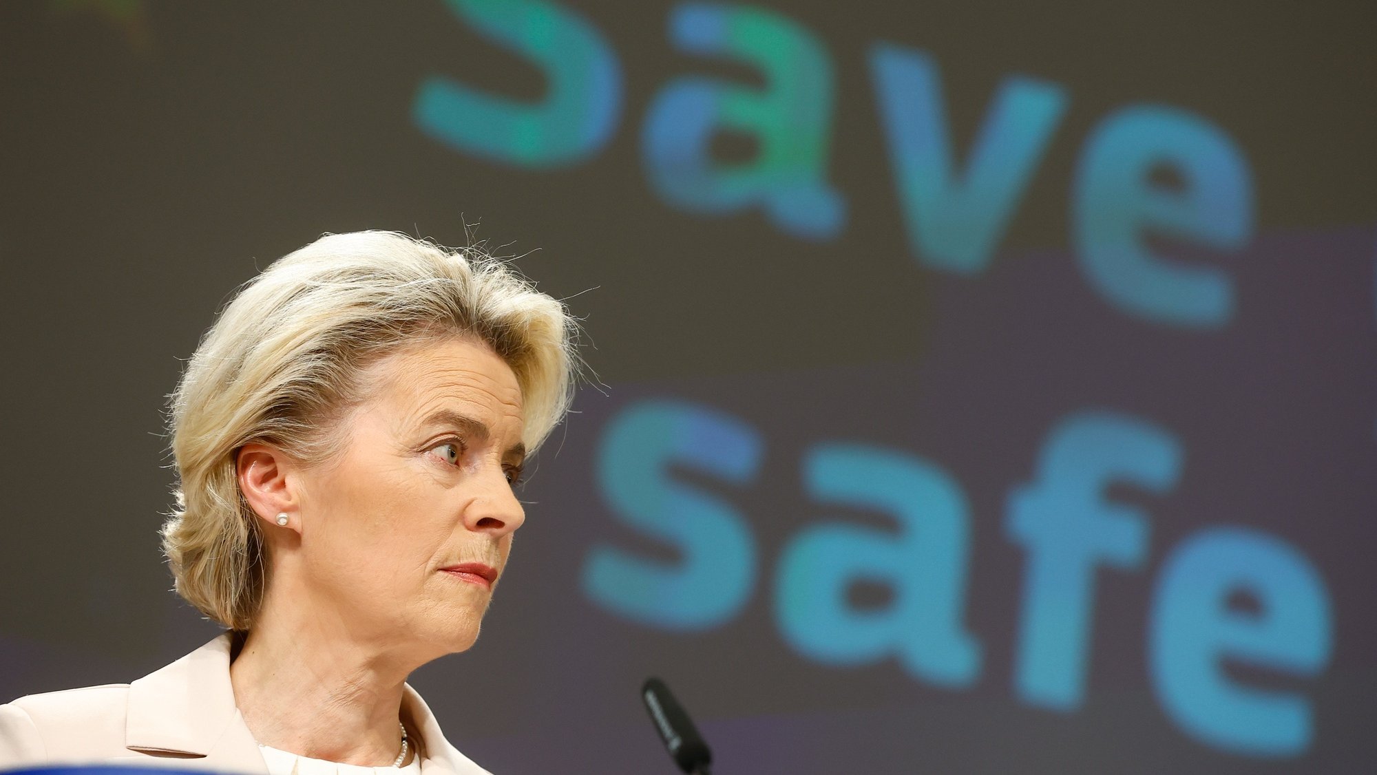 epa10081746 European Commission President Ursula von der Leyen attends a press conference on the &#039;Save gas for safe winter&#039; pacakge at the European Commission in Brussels, Belgium, 20 July 2022.  EPA/STEPHANIE LECOCQ