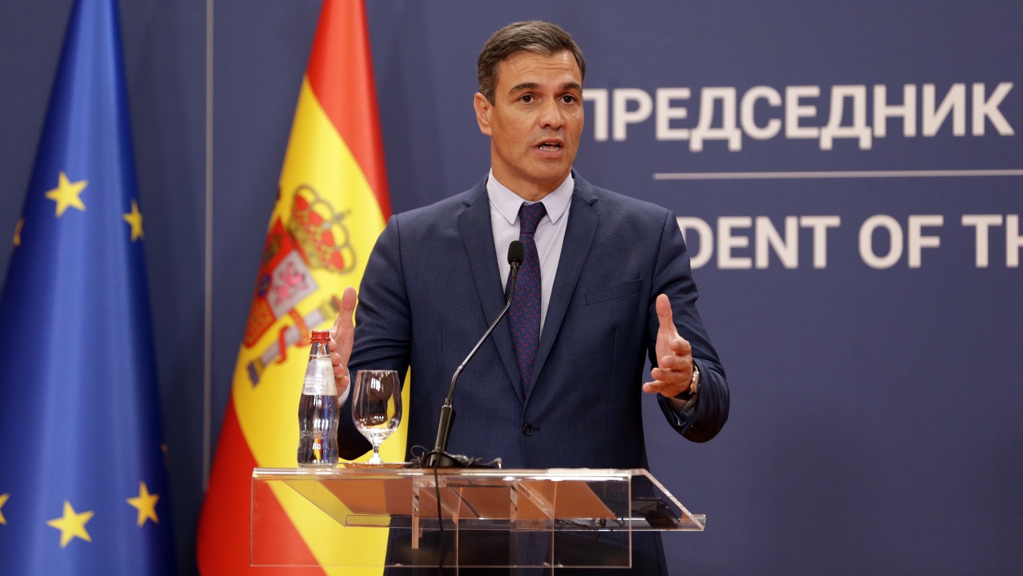 epa10097618 Spanish Prime Minister Pedro Sanchez speaks during a press conference with Serbian President after their meeting in Belgrade, Serbia, 29 July 2022. Prime Minister Sanchez is on an official state visit to Serbia.  EPA/ANDREJ CUKIC
