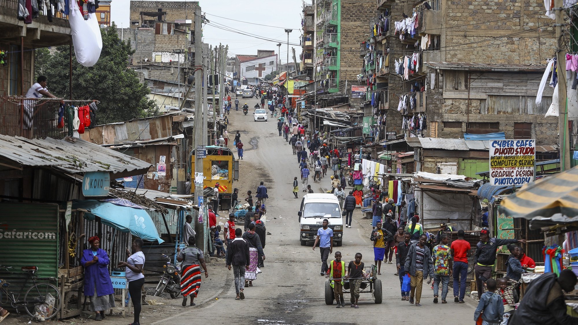 epa10117085 Pedestrians walk on the road in Mathare North, Nairobi, Kenya, 12 August 2022. Kenyans are anticipating  the result announcement of the presidential election held during the general election on 09 August 2022.  EPA/Daniel Irungu