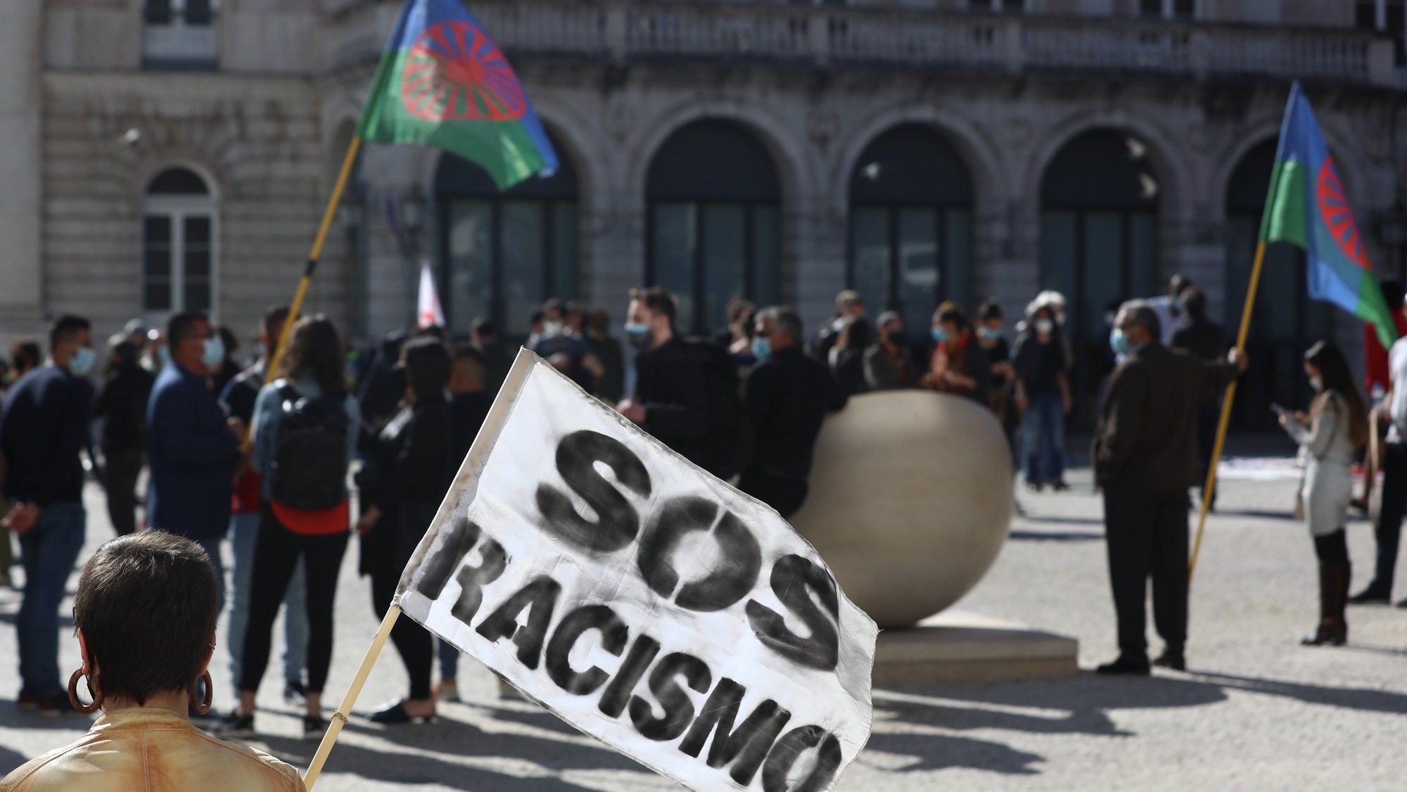Manifestantes protestam no âmbito do Dia Internacional pela Eliminação da Discriminação Racial contra a exploração laboral, a violência policial, a segregação escolar, a segregação habitacional e os despejos, com a participação de várias organizações ativistas. em Lisboa, 21 de março de 2021. ANTÓNIO COTRIM/LUSA