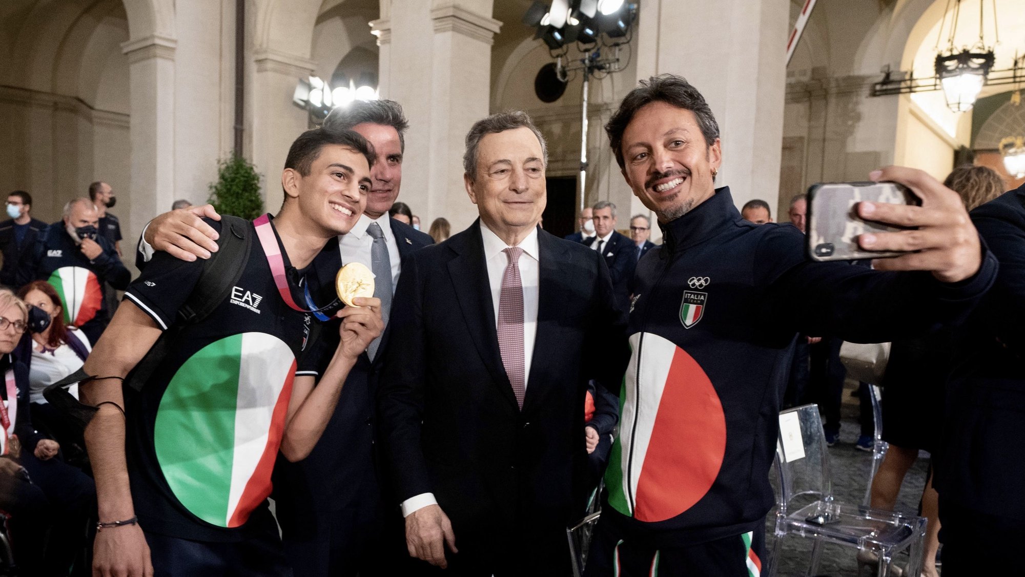 epa09484349 A handout photo made available by the Chigi Palace Press Office shows Italian Prime Minister Mario Draghi receiving the Italian medalists of the Tokyo 2020 Olympic and Paralympic Games at Chigi Palace in Rome, Italy, 23 September 2021.  EPA/CHIGI PALACE PRESS OFFICE HANDOUT  HANDOUT EDITORIAL USE ONLY/NO SALES