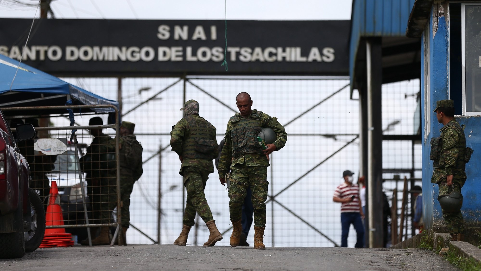 epa09936752 Soldiers guard the prison of Santo Domingo de los Tsachilas, Ecuador, 09 May 2022. At least 43 prisoners died this 09 May in a new riot that occurred in Ecuador, this time in the prison of the city of Santo Domingo de los Tsachilas (center), according to a tweet by Ecuador&#039;s public prosecutor&#039;s office.  EPA/Jose Jacome