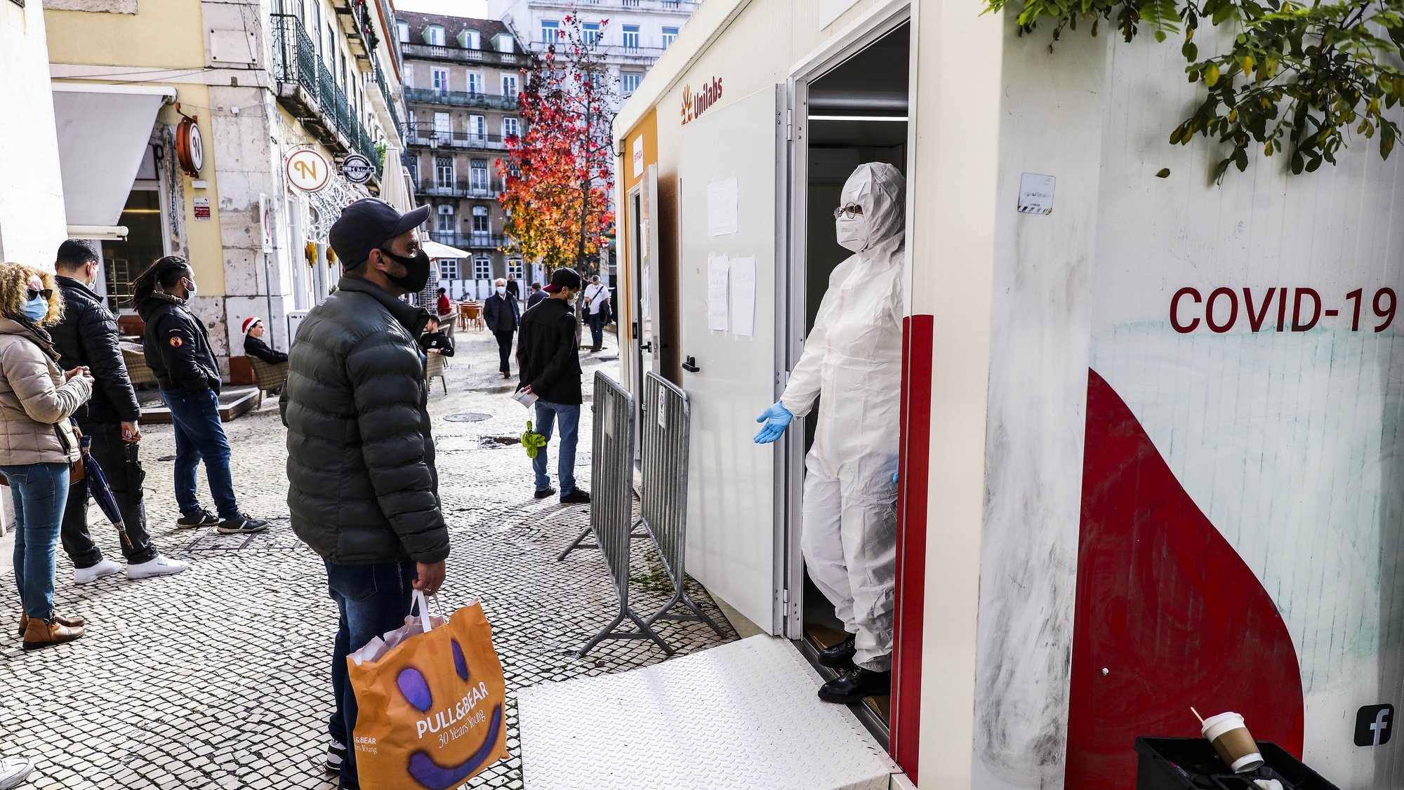 A health worker talks to a unidentified man in a Covid-19 Walk Thru station in Lisbon downtown where people can take a SARS-CoV-2 antigen test. Portugal, which has one of the world&#039;s highest rates of vaccination against COVID-19 with around 87% of its 10 million population fully inoculated, is facing a surge in infections along with the rest of Europe, in part due to the fast-spreading Omicron variant. MIGUEL A. LOPES/LUSA