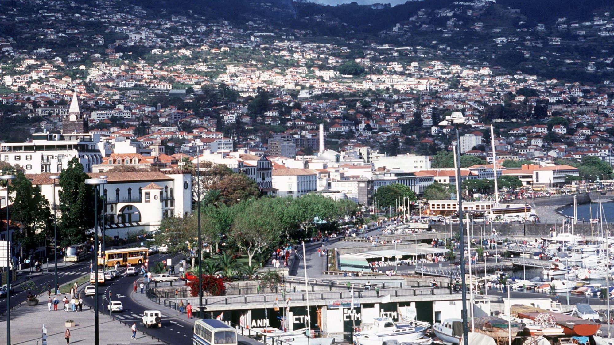 A Festa da Flor acontece habitualmente em maio e é um dos maiores cartazes da região da Madeira