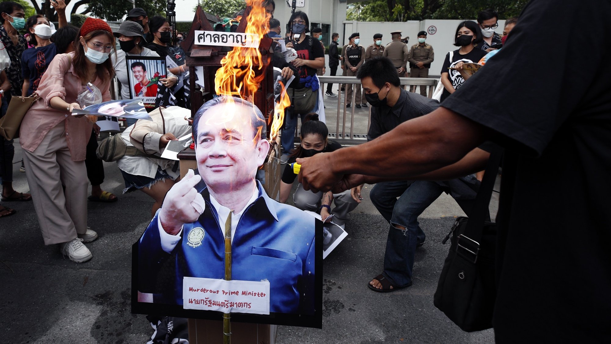 epa09937830 Anti-government protesters burn effigy of Thai Prime Minister Prayut Chan-o-cha during a protest against the attending of Thai prime minister for US-ASEAN summit and calling for the abolition of the section 112 criminal code lese majeste law and free political prisoners at the US embassy in Bangkok, Thailand, 10 May 2022. Anti-government protests core leaders and many protesters have been arrested and detained after being charged with insulting the monarchy, under the so-called Lese Majeste law and sedition over their years-long street protest calling to reform the monarchy.  EPA/RUNGROJ YONGRIT