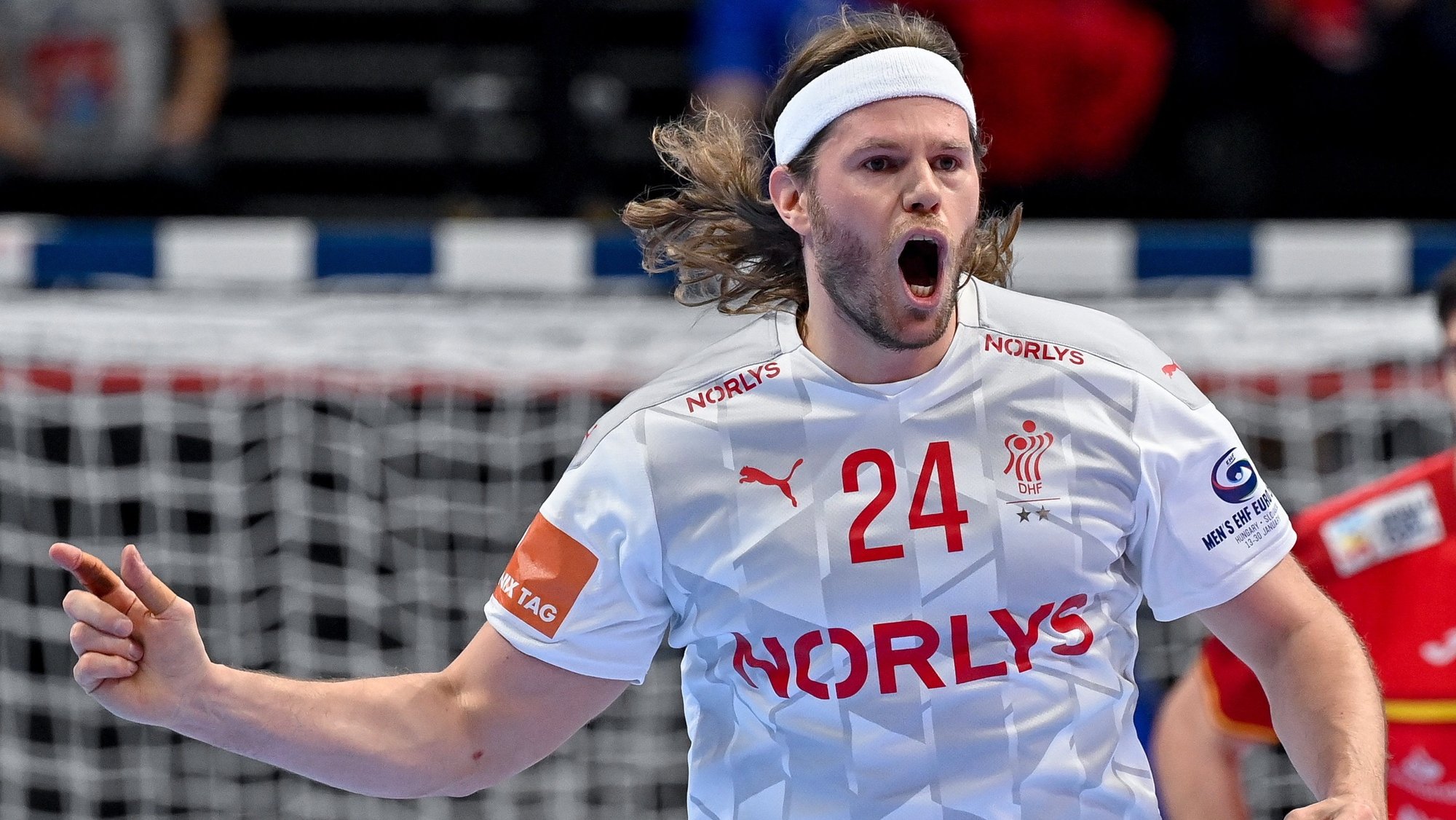 epa09714940 Mikkel Hansen of Denmark celebrates during the Men&#039;s European Handball Championship semifinal match between Spain and Denmark at the MVM Dome in Budapest, Hungary, 28 January 2022.  EPA/Tibor Illyes HUNGARY OUT