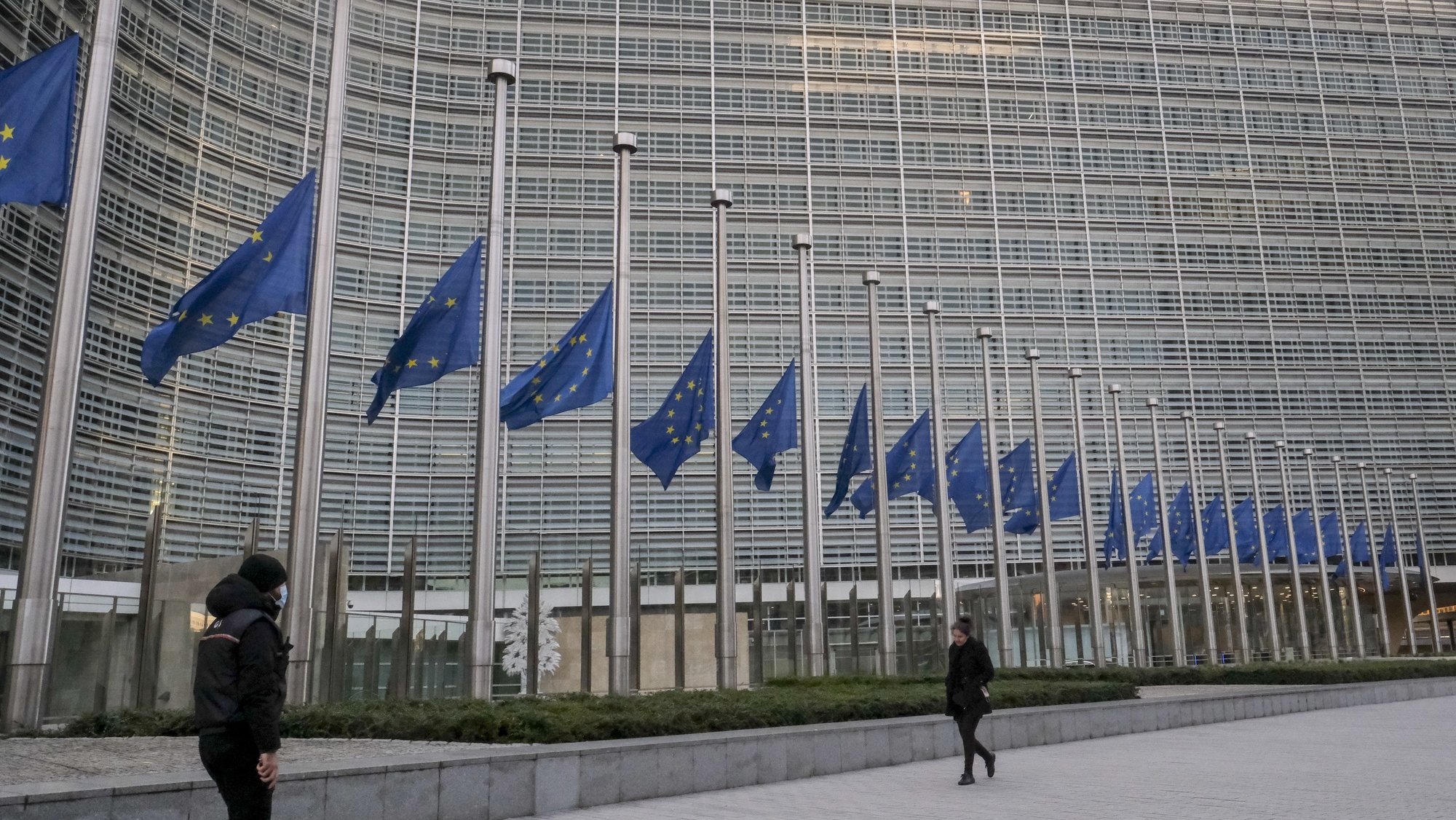 Bandeiras da União Europeia a meia haste na Comissão Europeia devido à morte do presidente do PE David Sassoli