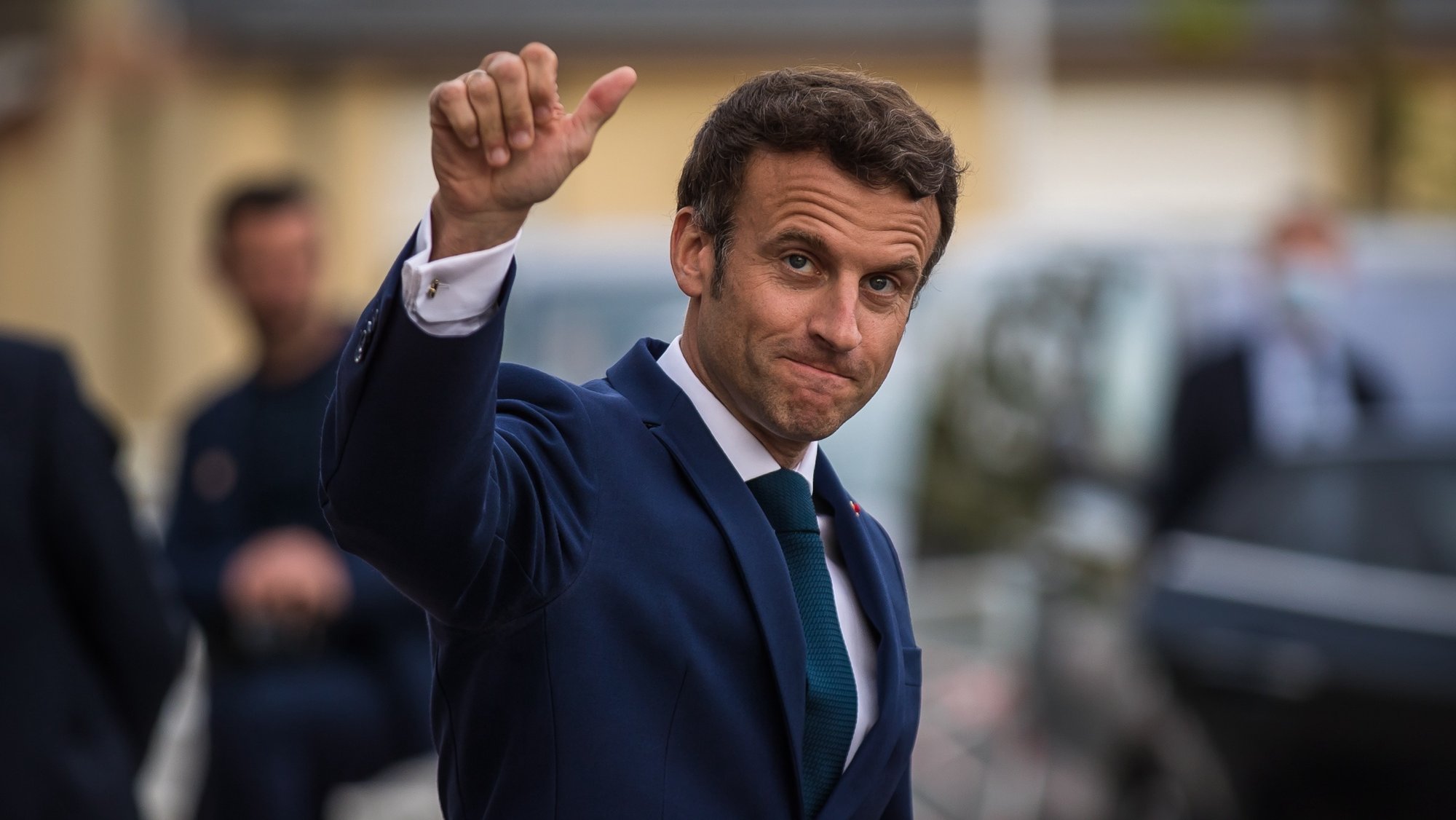 epa09914841 French President Emmanuel Macron waves as he leaves after his visit at the &#039;Percy&#039; Army Hospital in Clamart, near Paris, France, 28 April 2022. Macron met soldiers injured during external operations, and caregivers of the Percy Army Hospital.  EPA/CHRISTOPHE PETIT TESSON / POOL