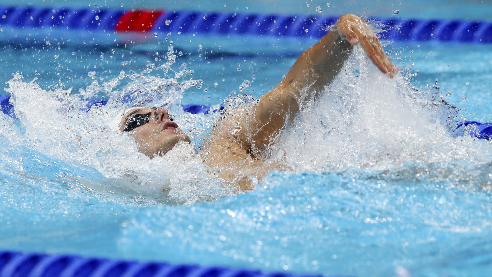 O nadador português Francisco Santos em ação durante a prova de qualificação dos 200m costas dos Jogos Olímpicos Tóquio2020, Japão, 28 de julho de 2021. JOSÉ COELHO/LUSA