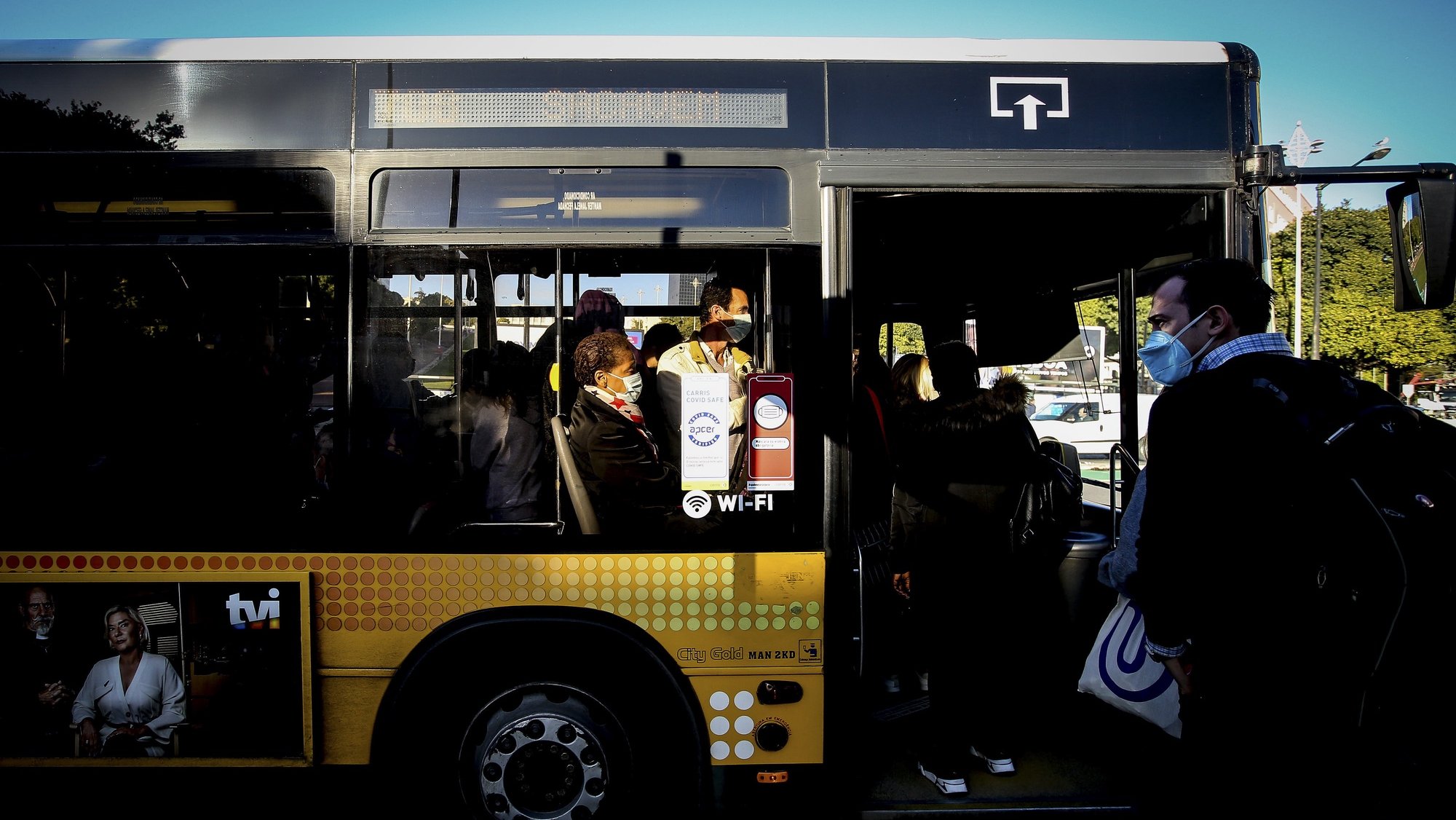 Populares viajam de autocarro no dia da greve de trabalhadores do Metropolitano de Lisboa
