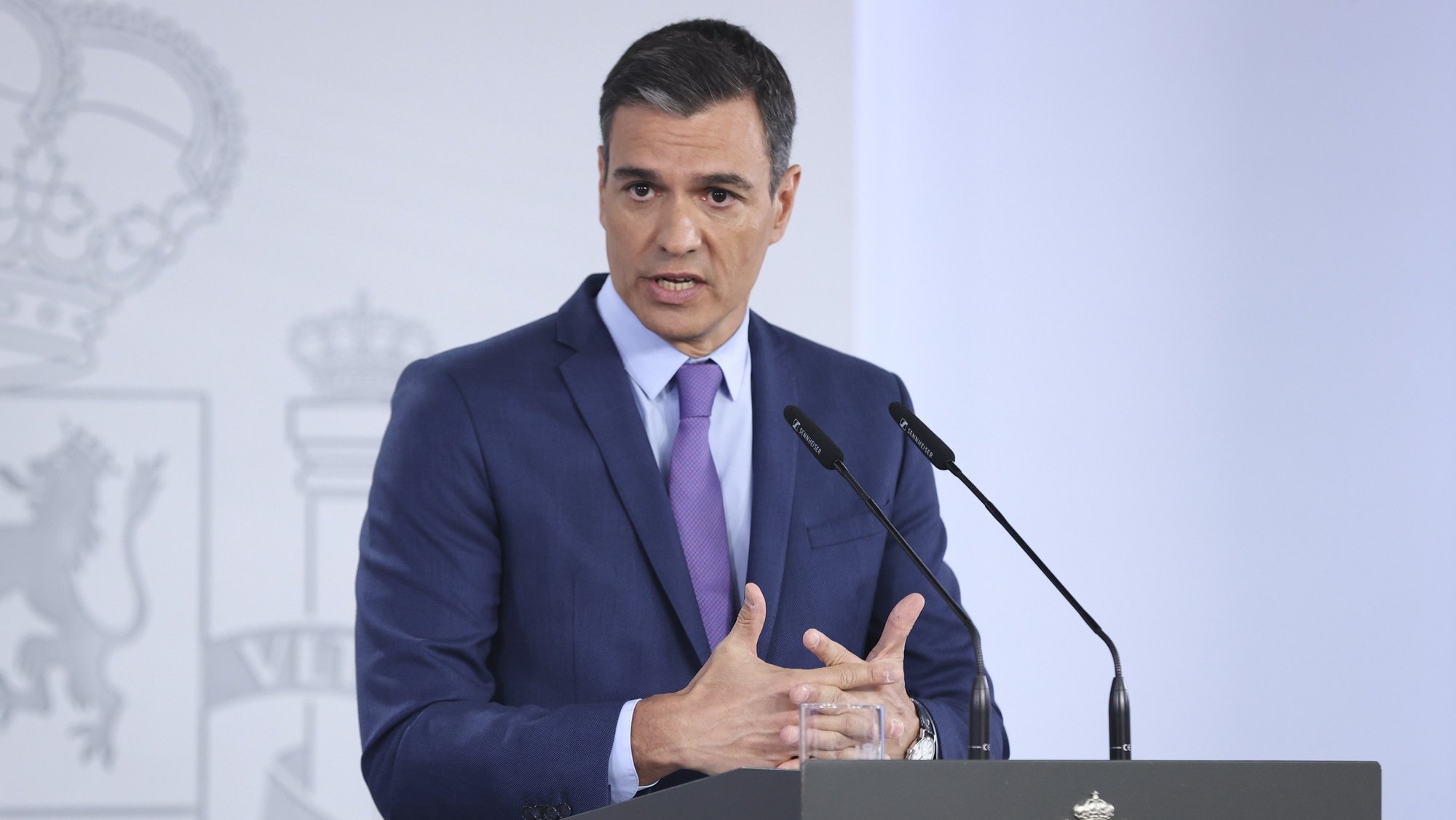 epa10033283 Spanish Prime Minister, Pedro Sanchez, addresses a press conference after he led an extraordinary Cabinet&#039;s meeting at La Moncloa Palace, in Madrid, Spain, 25 June 2022. Sanchez announced the passing of an &#039;anti-crisis executive order&#039; involving an expense of more than 9 billion euro with several economic measures to ease situation due to war in Ukraine.  EPA/KIKO HUESCA