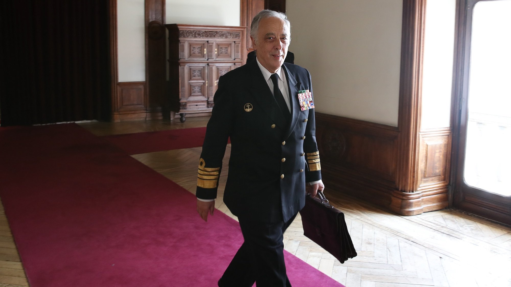O Chefe do Estado Maior General das Forças Armadas (CEMGFA), almirante Silva Ribeiro, à chegada para a sua audição perante a Comissão de Defesa Nacional da Assembleia da República, em Lisboa, 21 de abril de 2020. MANUEL DE ALMEIDA/LUSA