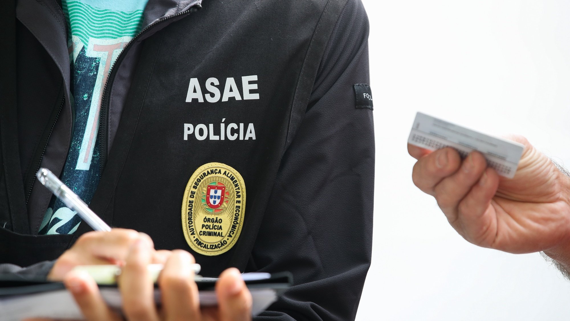 Um elemento da Autoridade de Segurança Alimentar e Económica (ASAE) durante uma operação nacional de fiscalização de transporte de mercadorias, em Coimbra, 17 de junho de 2021. PAULO NOVAIS/LUSA