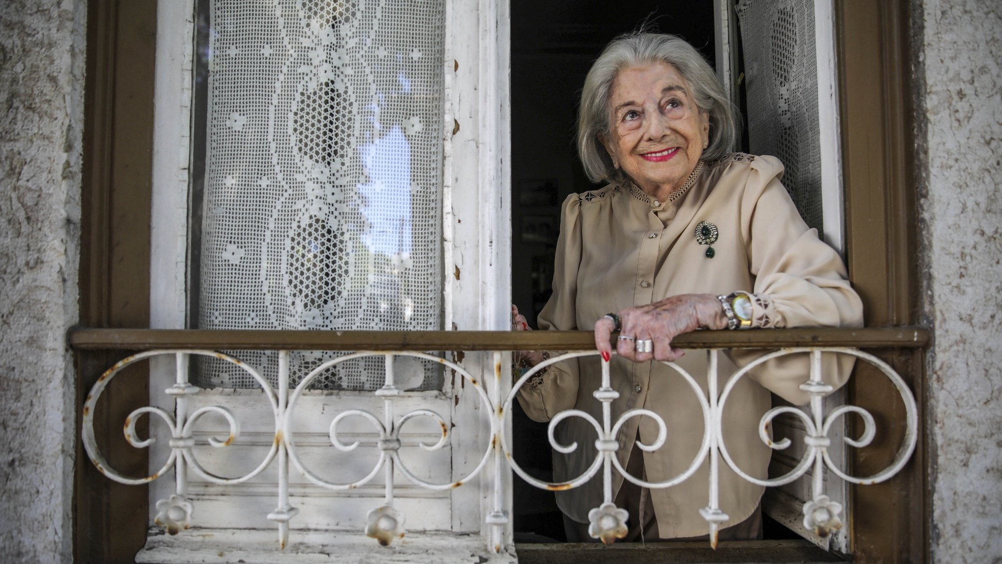 A atriz Eunice Muñoz, de 93 anos, fotografada na sua casa em Oeiras, 21 de setembro de 2021. “A margem do tempo”, peça com que Eunice Muñoz decidiu terminar uma carreira prestes a atingir 80 anos, ao lado da neta Lídia Muñoz, vai continuar em digressão em 2022. (ACOMPANHA TEXTO DO DIA 29 SETEMBRO 2021). ANDRÉ KOSTERS / LUSA