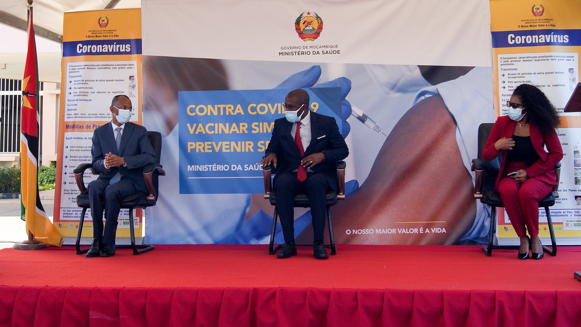 O ministro da Saúde, Armindo Tiago (C), durante a chegada de mais 500 mil doses de vacinas contra o novo coronavírus (covid-19), adquiridas pelo setor privado para imunização dos seus colaboradores, das quais 139 mil doadas ao Ministério da Saúde, no aeroporto de Maputo, em Maputo, Moçambique, 30 de junho de 2021. As 500 mil doses da vacina VeroCell foram adquiridas no âmbito da iniciativa “Unidos pela vacina contra a Covid-19 (Univax)”, uma plataforma criada pelo setor privado moçambicano, composta por 318 entidades de todas as províncias do país. LUÍSA NHANTUMBO/LUSA