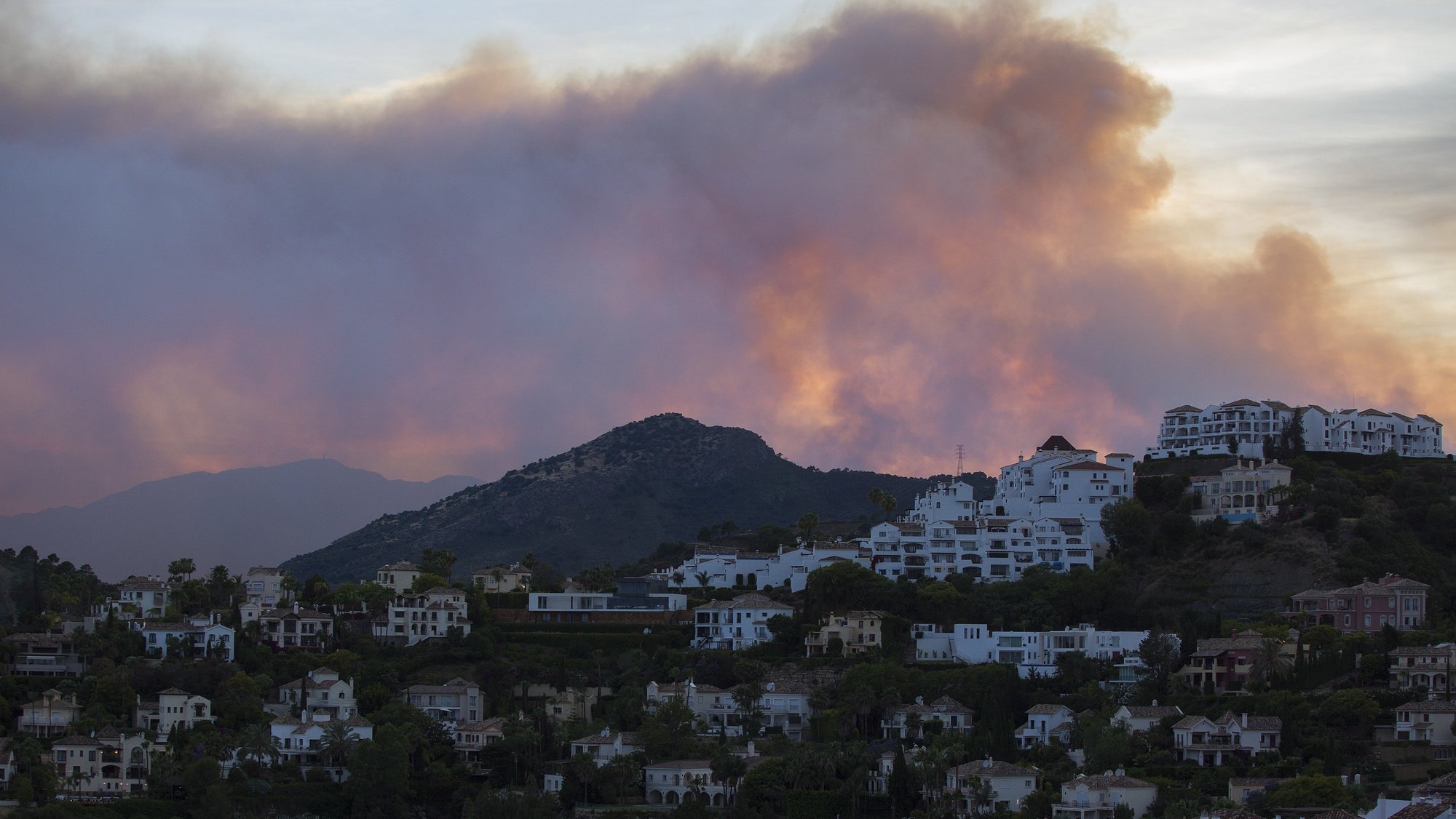 epa10003767 A forest fire near the town of Pujerra, Malaga, southern Spain, 08 June 2022 (issued 09 June 2022). Military Emergency Unit (UME) were deployed and authorities raised the alert level as an ongoing wildfire rages in the area surrounding Malaga, forcing mass evacuations.  EPA/Alvaro Cabrera