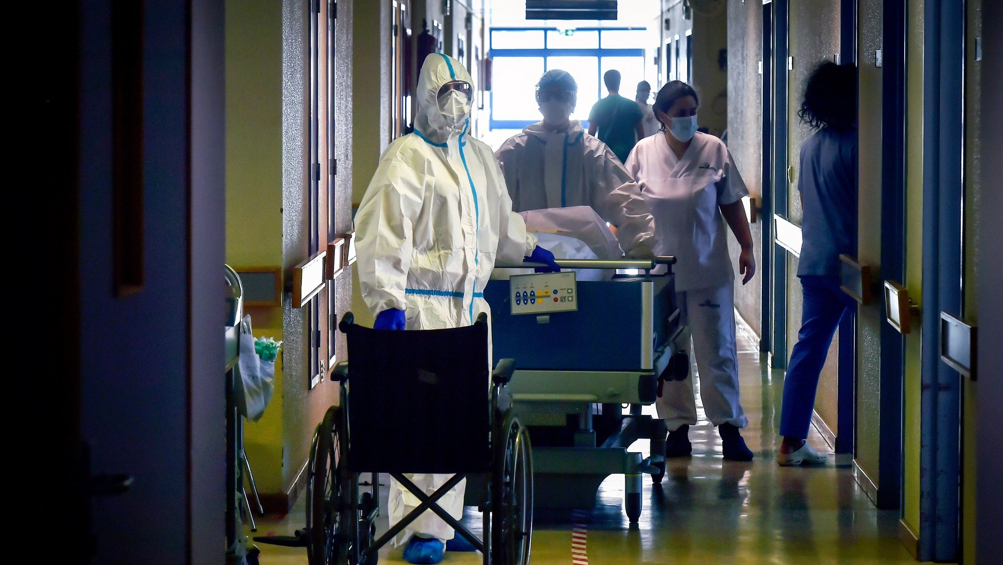 Operacionais de saúde transportam uma vitima mortal da covid-19, durante o turno de trabalho na enfermaria do piso 7 do Centro Hospitalar Tondela Viseu (CHTV), dedicado ao tratamento de doentes com covid-19, em Viseu, 09 de março de 2021. (ACOMPANHA TEXTO DA LUSA DO DIA 10 DE MARÇO DE 2021). NUNO ANDRÉ FERREIRA/LUSA