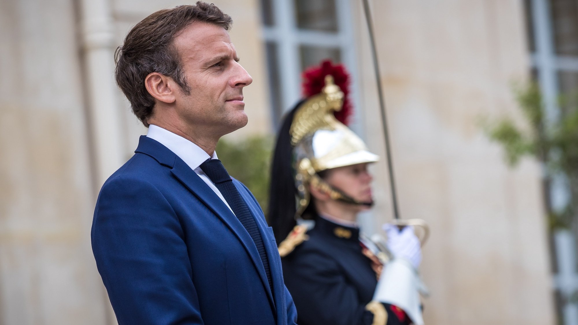 epa10081703 French President Emmanuel Macron attends to welcomen Palestinian President Abbas upon his arrival at the Elysee Palace for a meeting in Paris, France, 20 July 2022.  EPA/CHRISTOPHE PETIT TESSON