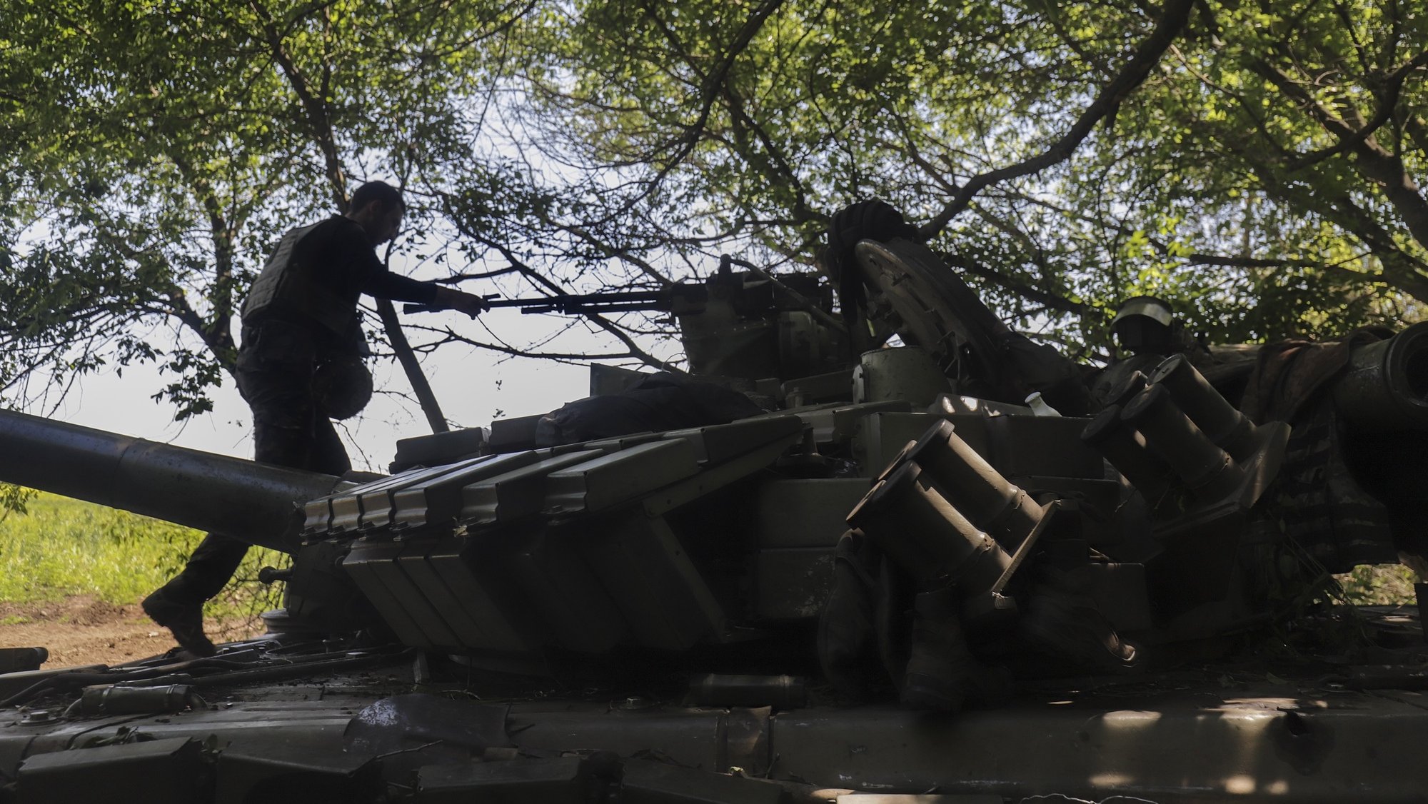 epa10008305 Ukrainian servicemen equip a tank close to a front line near the small city of Svitlodarsk of Donetsk area, 11 June 2022, amid heavy battles in that region in the last days. On 24 February Russian troops entered Ukrainian territory starting a conflict that has provoked destruction and a humanitarian crisis.  EPA/STR