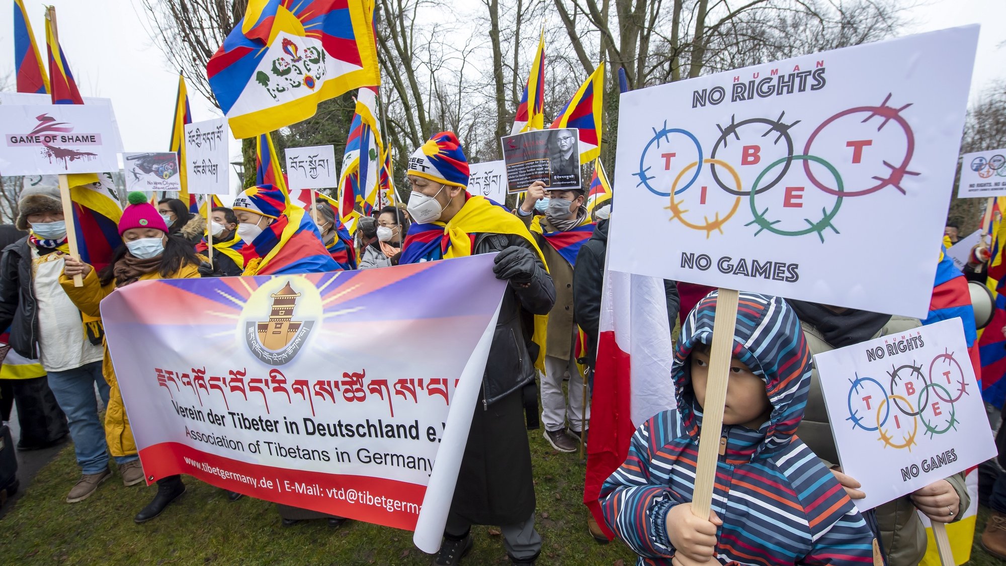 Ativistas tibetanos protestam contra a China na véspera da cerimónia de abertura dos Jogos Olímpicos de Inverno de Pequim 2022
