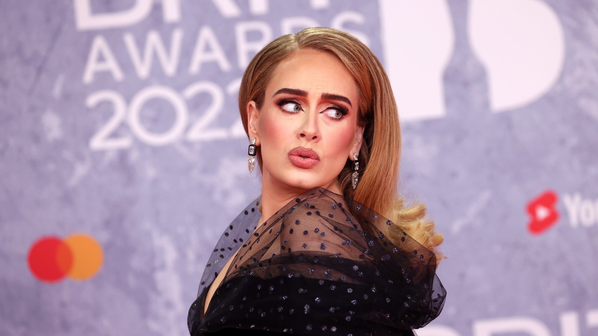 epaselect epa09739183 Adele arrives for the 42nd Brit Awards ceremony at The O2 Arena in London, Britain, 08 February 2022. The annual pop music awards are presented by the British Phonographic Industry (BPI).  EPA/VICKIE FLORES