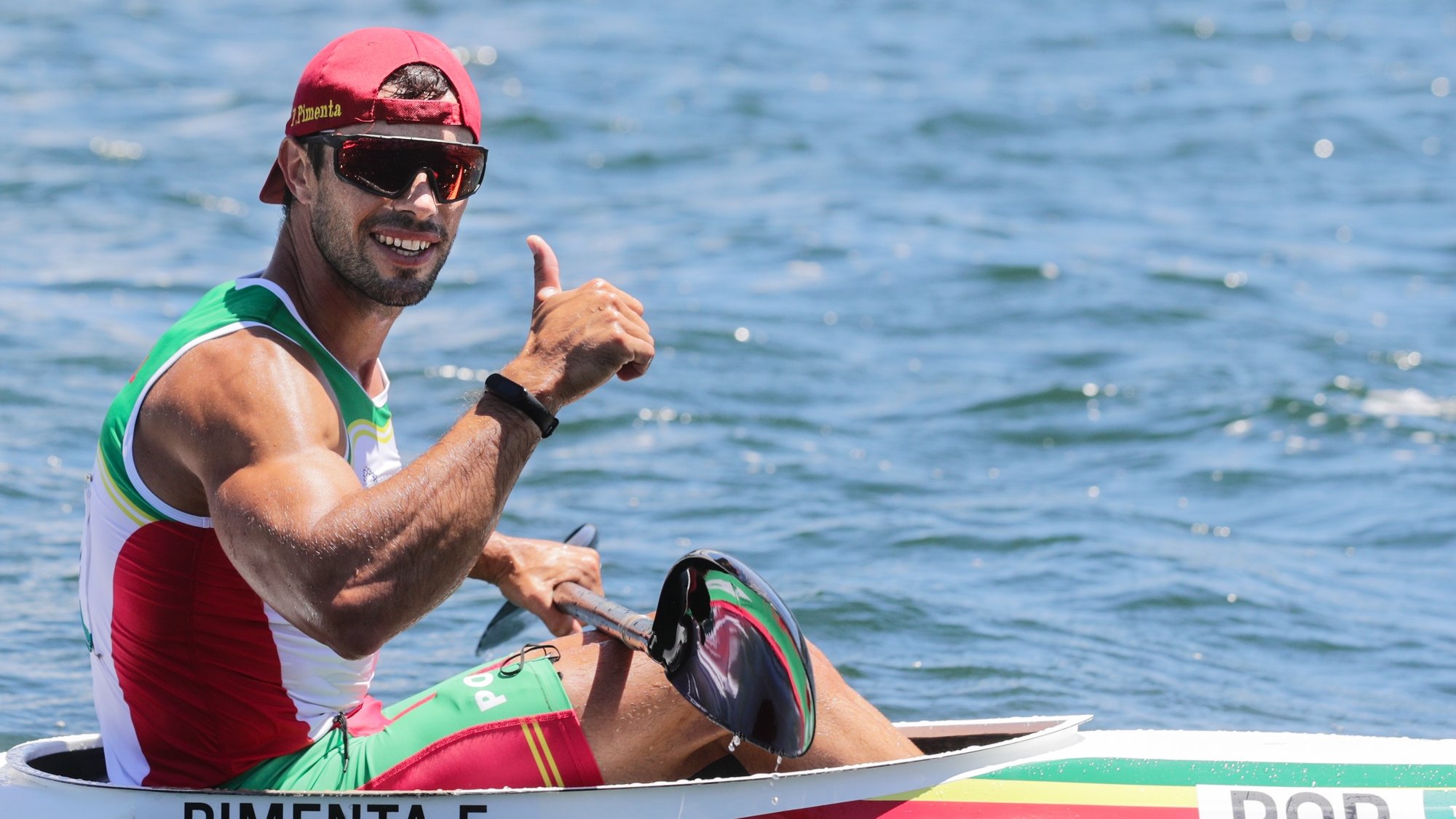 O canoista português Fernando Pimenta comemora a medalha de bronze a´pos acabar na final de Caiaque K1 1000 metros dos Jogos Olimpicos de Tóquio2020 em terceiro lugar, no Sea Forest Waterways de Tóquio, 03 de agosto de 2021. TIAGO PETINGA/LUSA