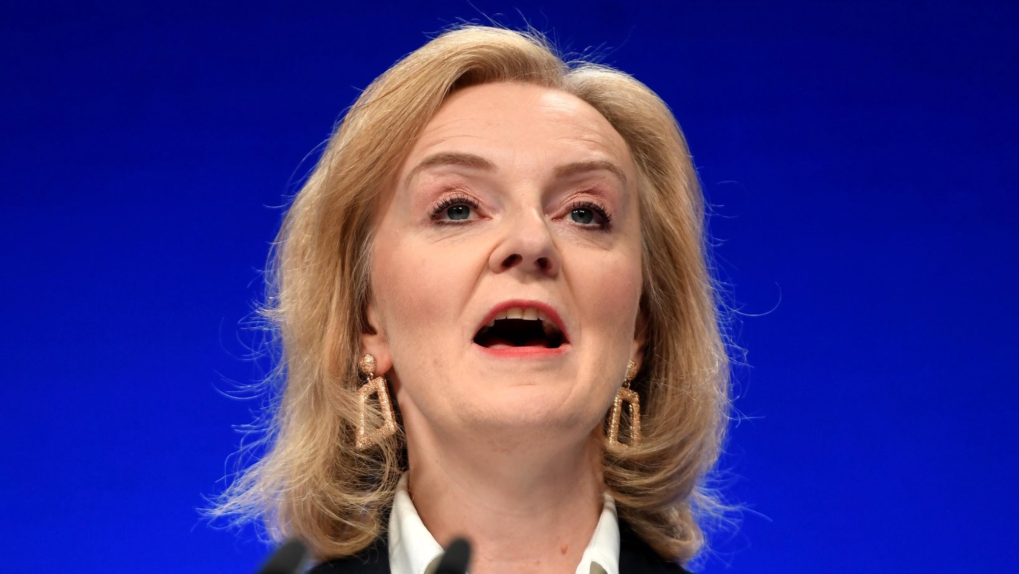 epa09503644 Britain&#039;s Foreign Secretary Liz Truss delivers a speech on the first day of the Conservative Party&#039;s annual conference in Manchester, Britain 03 October 2021. The Conservative Party Conference runs from 03 to 06 October 2021  EPA/NEIL HALL
