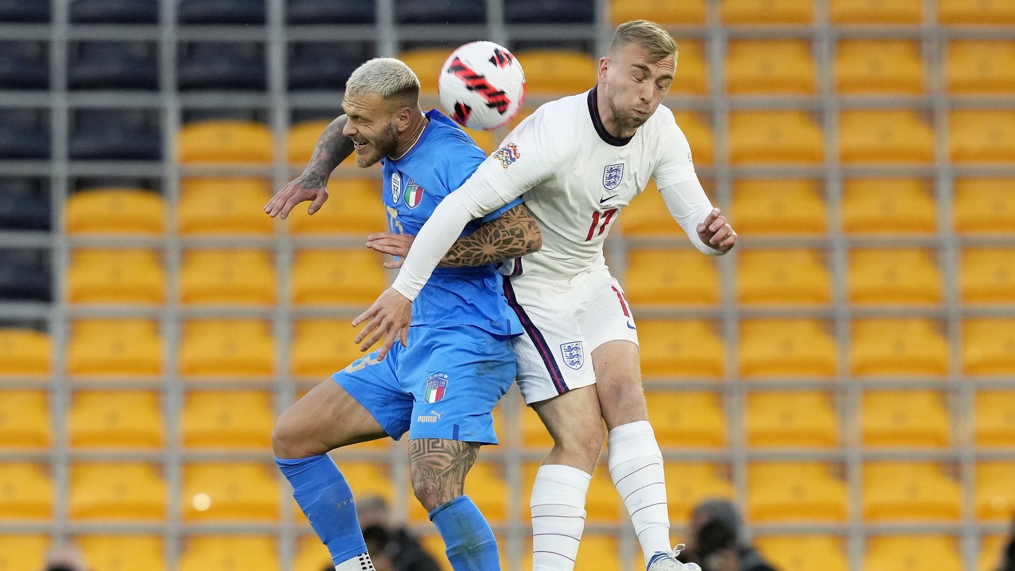 epa10008756 Federico Dimarco of Italy (L) challenges Jarrod Bowen of England during the UEFA Nations League soccer match between England and Italy in Wolverhampton, Britain, 11, June 2022.  EPA/ANDREW YATES