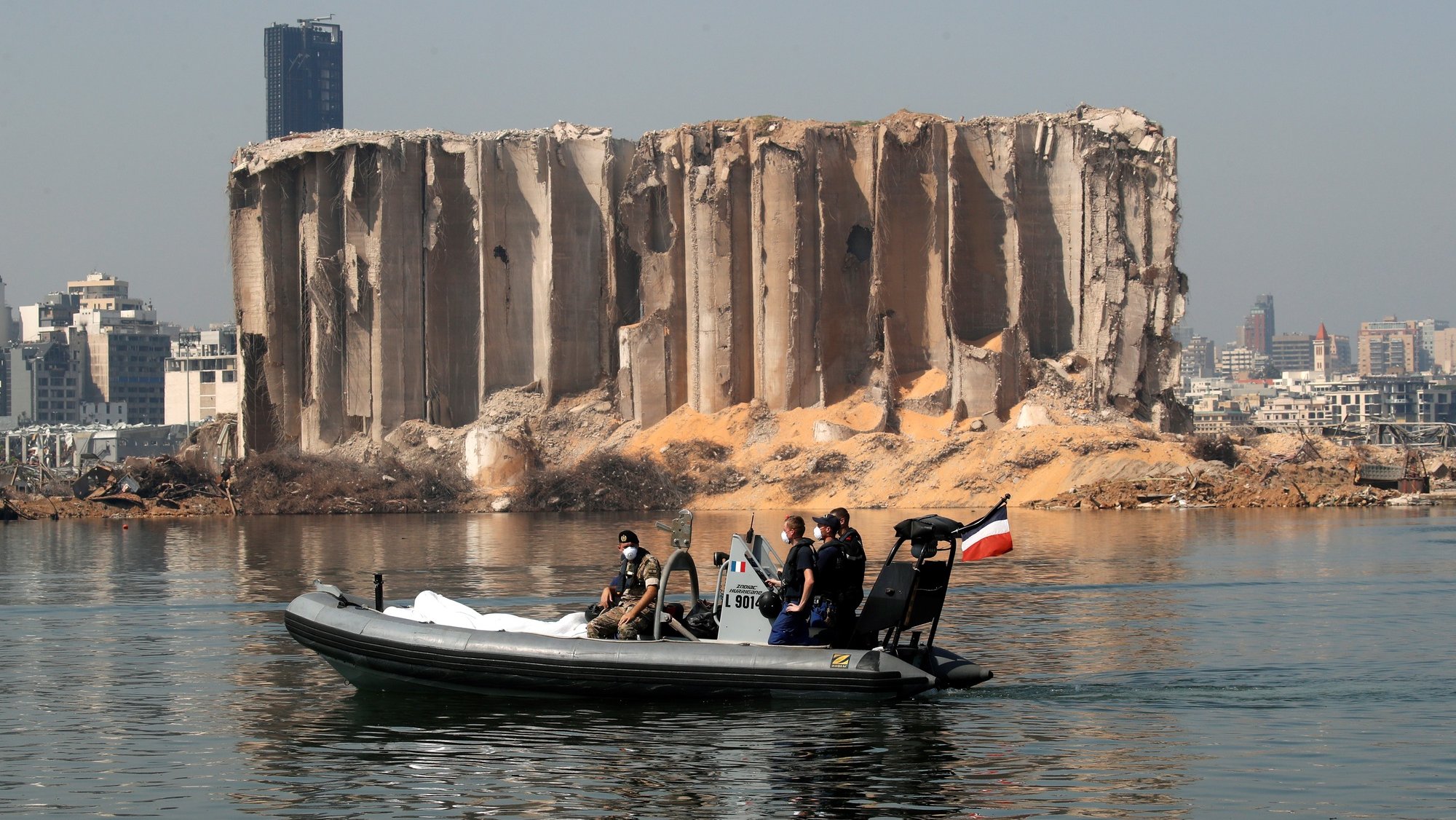epaselect epa08636819 Members of the Lebanese army and the Fence military ride a boat past the damaged grain silo near the site of the massive blast in Beirut&#039;s port area, in Beirut, Lebanon, 31 August 2020.  EPA/GONZALO FUENTES / POOL  MAXPPP OUT