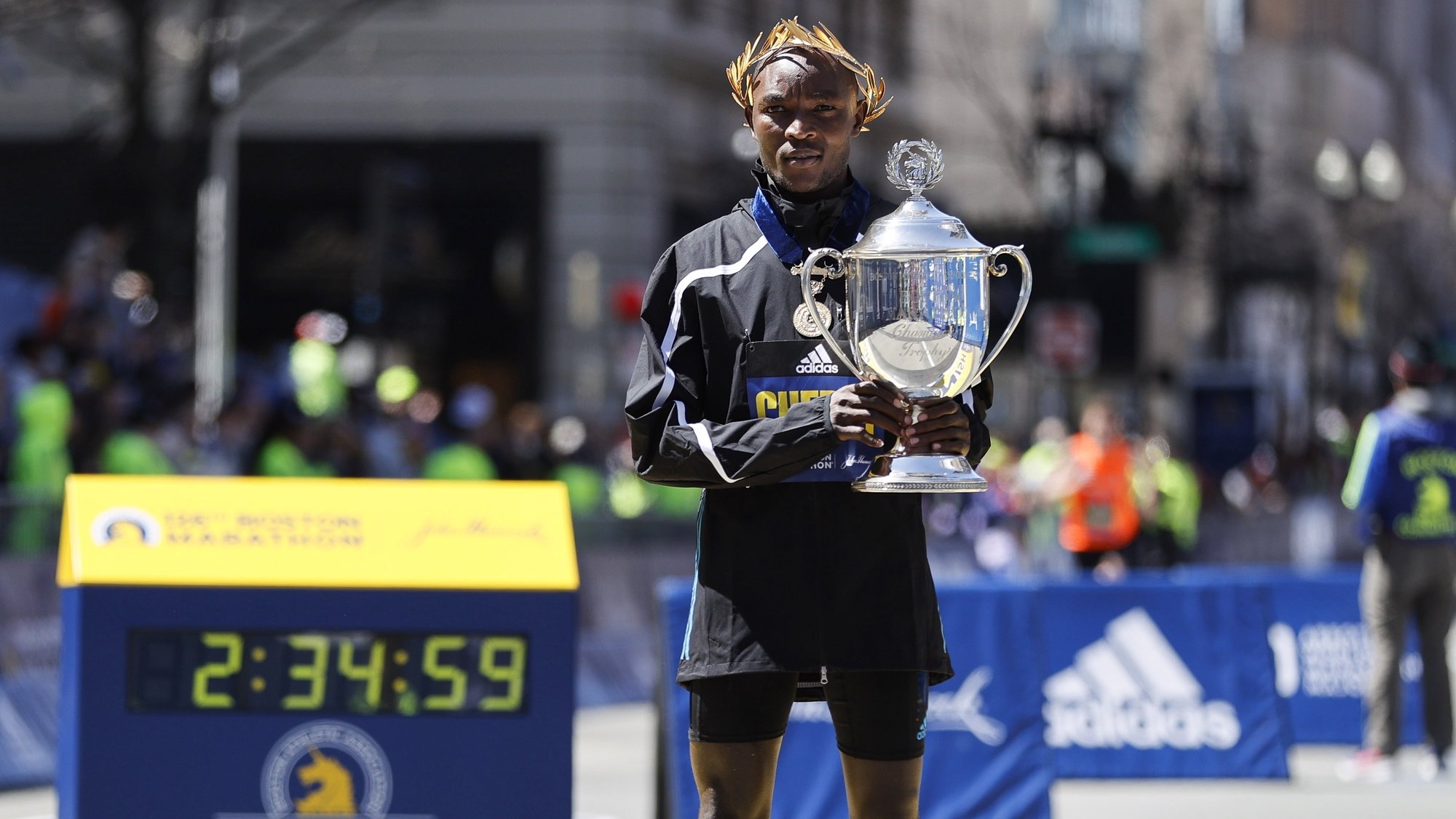 epa09896153 Evans Chebet of Kenya holds up a trophy after winning the Men’s Division of the 126th Boston Marathon, in Boston, Massachusetts, USA, 18 April 2022. This is the first time since the beginning of the pandemic that the Boston Marathon, the worlds oldest annual marathon, was held on the traditional date in April.  EPA/CJ GUNTHER