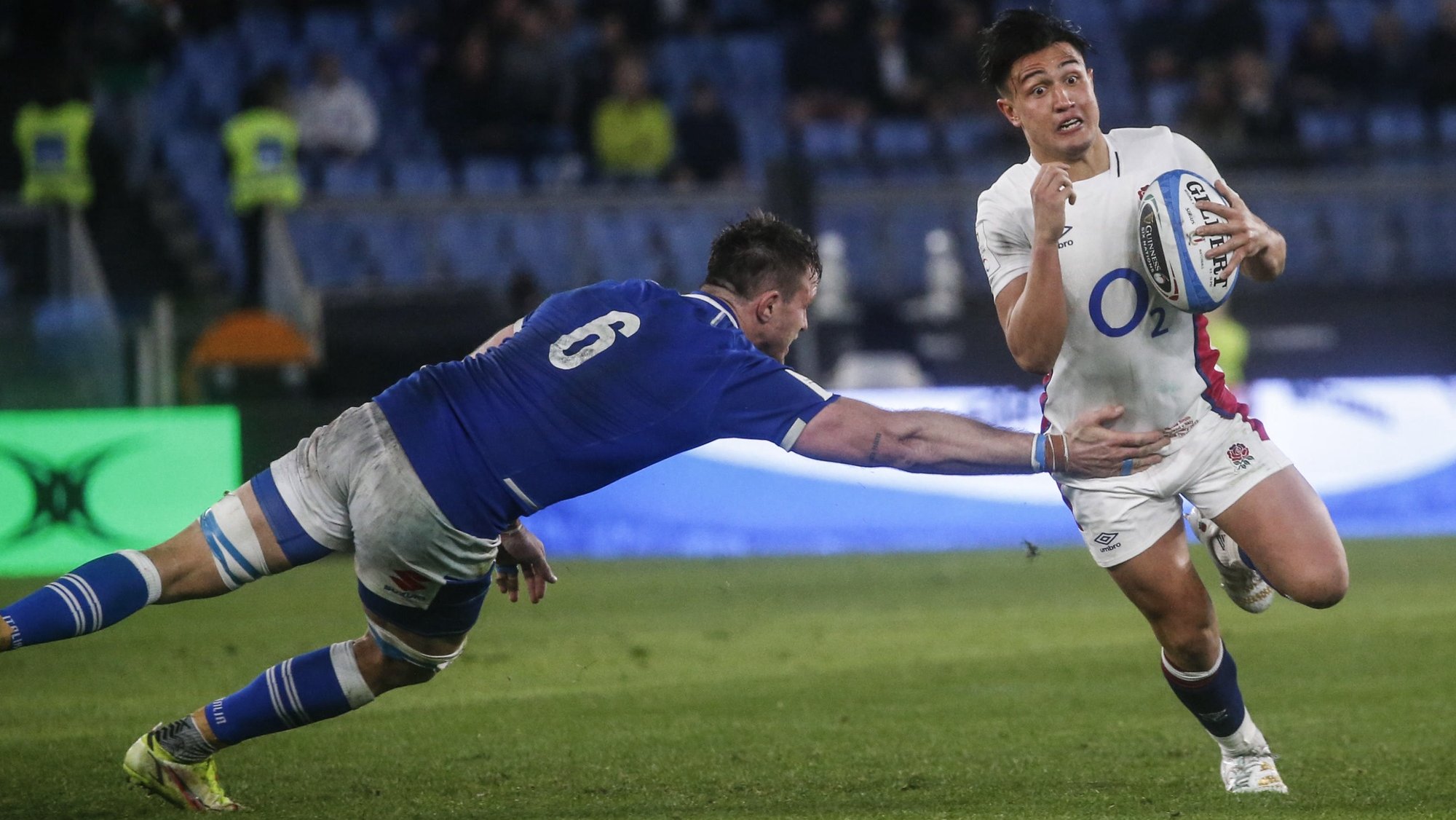 epa09753610 England&#039;s Marcus Smith (R) tries to evade a tackle from Italy&#039;s Braam Steyn during the Six Nations rugby union tournament match between Italy and England at the Stadio Olimpico in Rome, Italy, 13 February 2022.  EPA/FABIO FRUSTACI