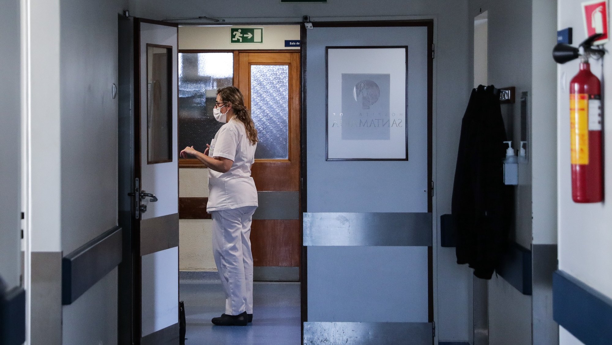 Uma técnica de saúde numa ala do Hospital de Santa Maria, em Lisboa, 03 de maio de 2022. (ACOMPANHA TEXTO DA LUSA DO DIA 06 DE MAIO DE 2022). TIAGO PETINGA/LUSA