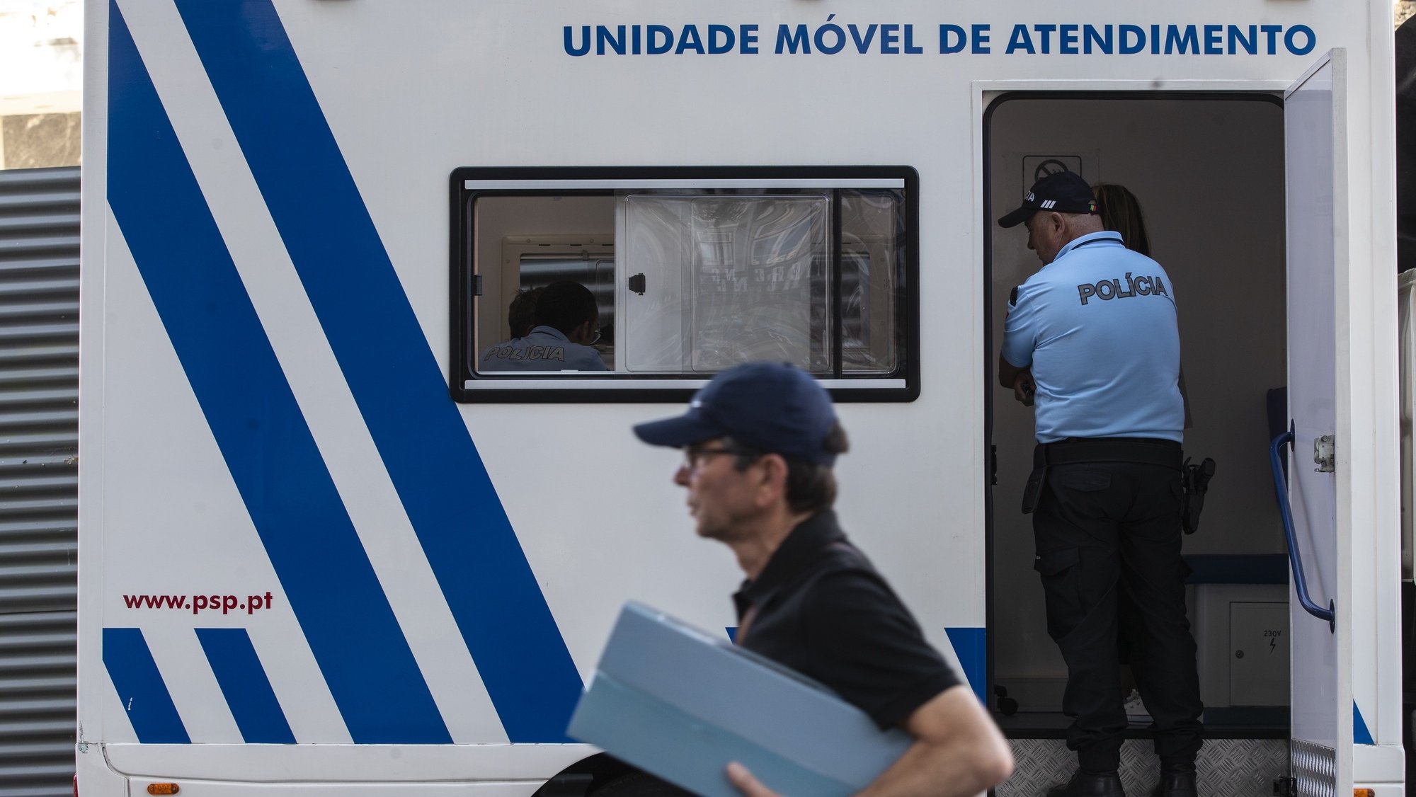 Elemento da Polícia de Segurança Pública (PSP) durante a apresentação das Unidades Móveis de Atendimento da PSP, na Praça da Batalha, no Porto, 28 de julho de 2022. As unidades móveis de atendimento, foram apresentadas hoje, simultaneamente em Lisboa e no Porto. JOSÉ COELHO/LUSA