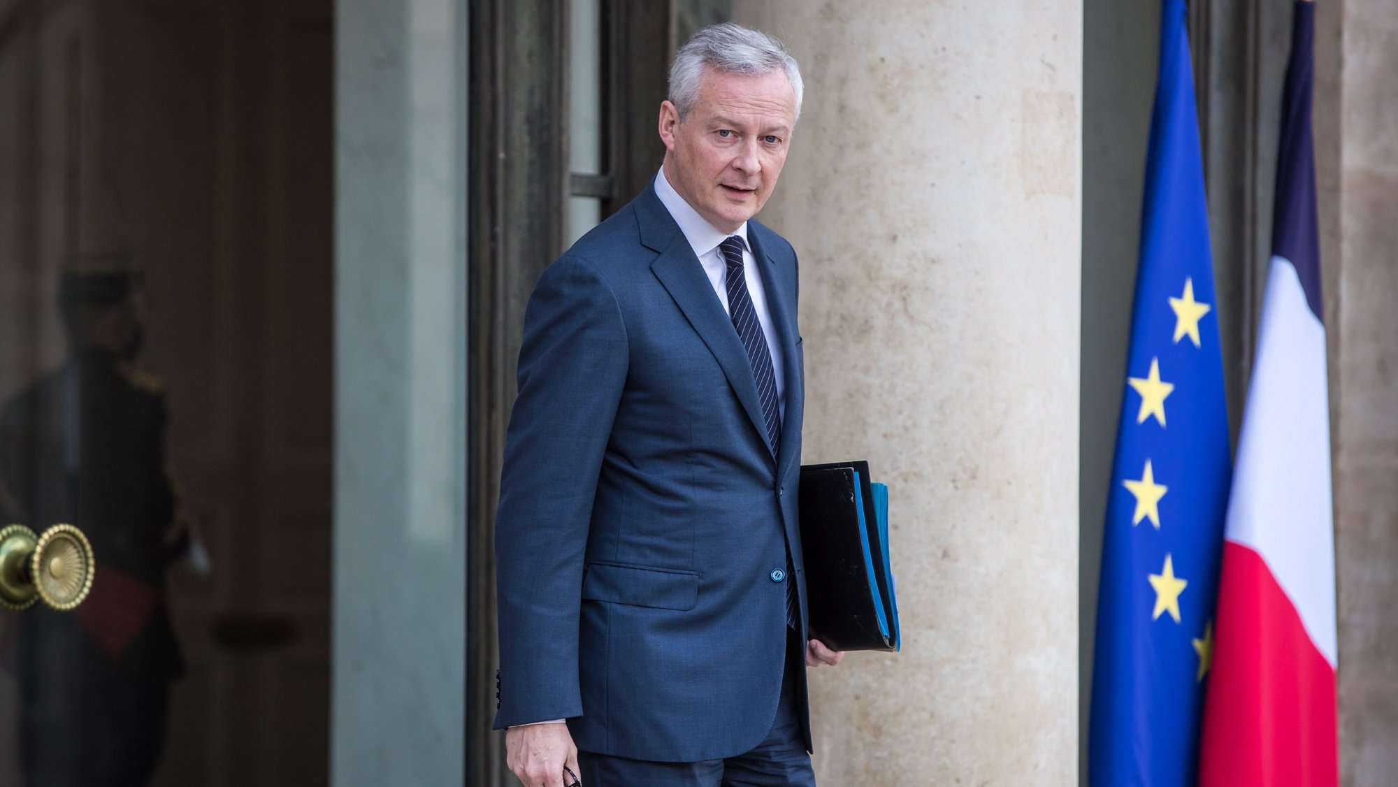 epa09561431 Minister of the Economy, Finance and Recovery of France, Bruno Le Maire, leaves the Elysee Palace following the weekly cabinet meeting of the government, in Paris, France, 03 November 2021.  EPA/CHRISTOPHE PETIT TESSON