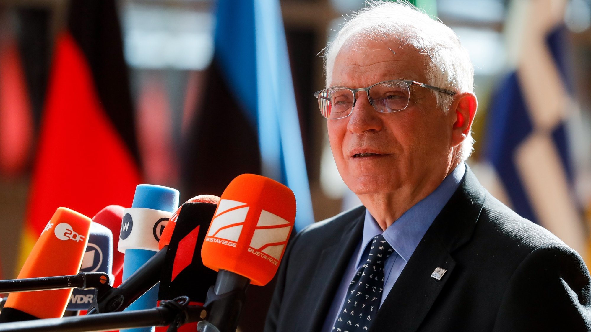 epa09987357 High Representative of the Union for Foreign Affairs and Security Policy Josep Borrell speaks to the press as he arrives to attend the second day of the Special meeting of the European Council on Ukraine, in Brussels, Belgium, 31 May 2022.  EPA/STEPHANIE LECOCQ