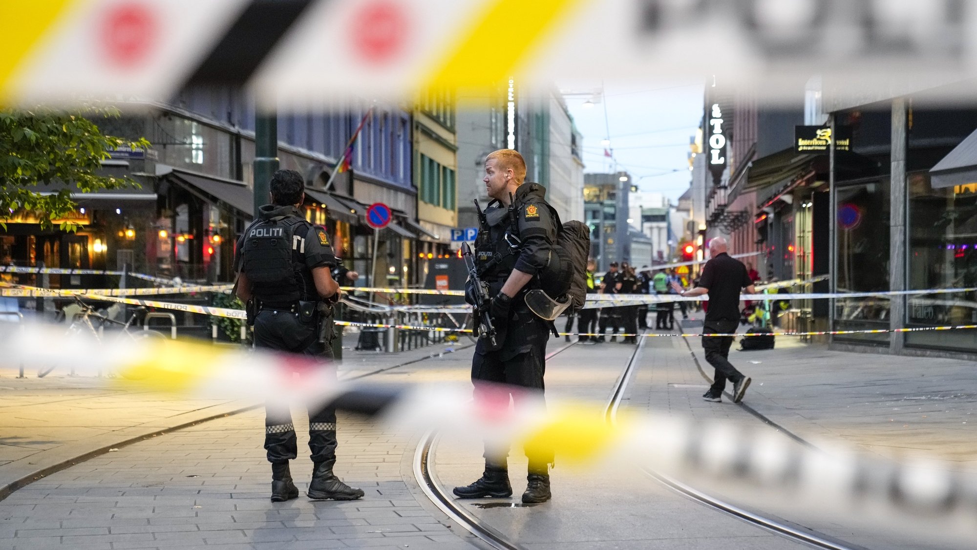 epa10033056 Police officers secure the scene after several shots were fired outside the London pub in the center of Oslo, Norway, 25 June 2022. Two people were killed and at least 10 were injured after a gunman fired shots outside the London pub, a gay bar and nightclub.  EPA/Javad Parsa  NORWAY OUT