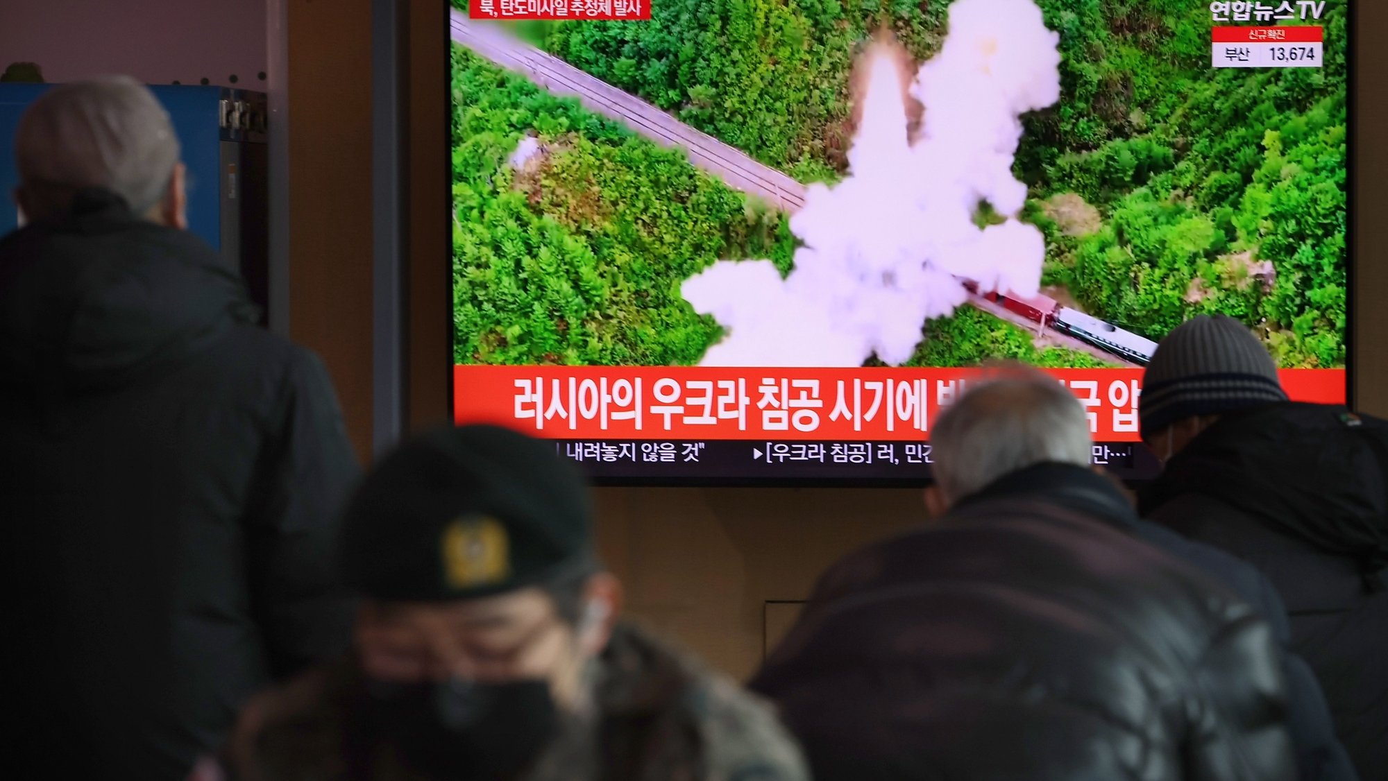 Uma reportagem sobre o lançamento de um suspeito míssil balístico pela Coreia do Norte é transmitida em uma televisão na Estação Seul em Seul, Coreia do Sul, em 27 de fevereiro de 2022