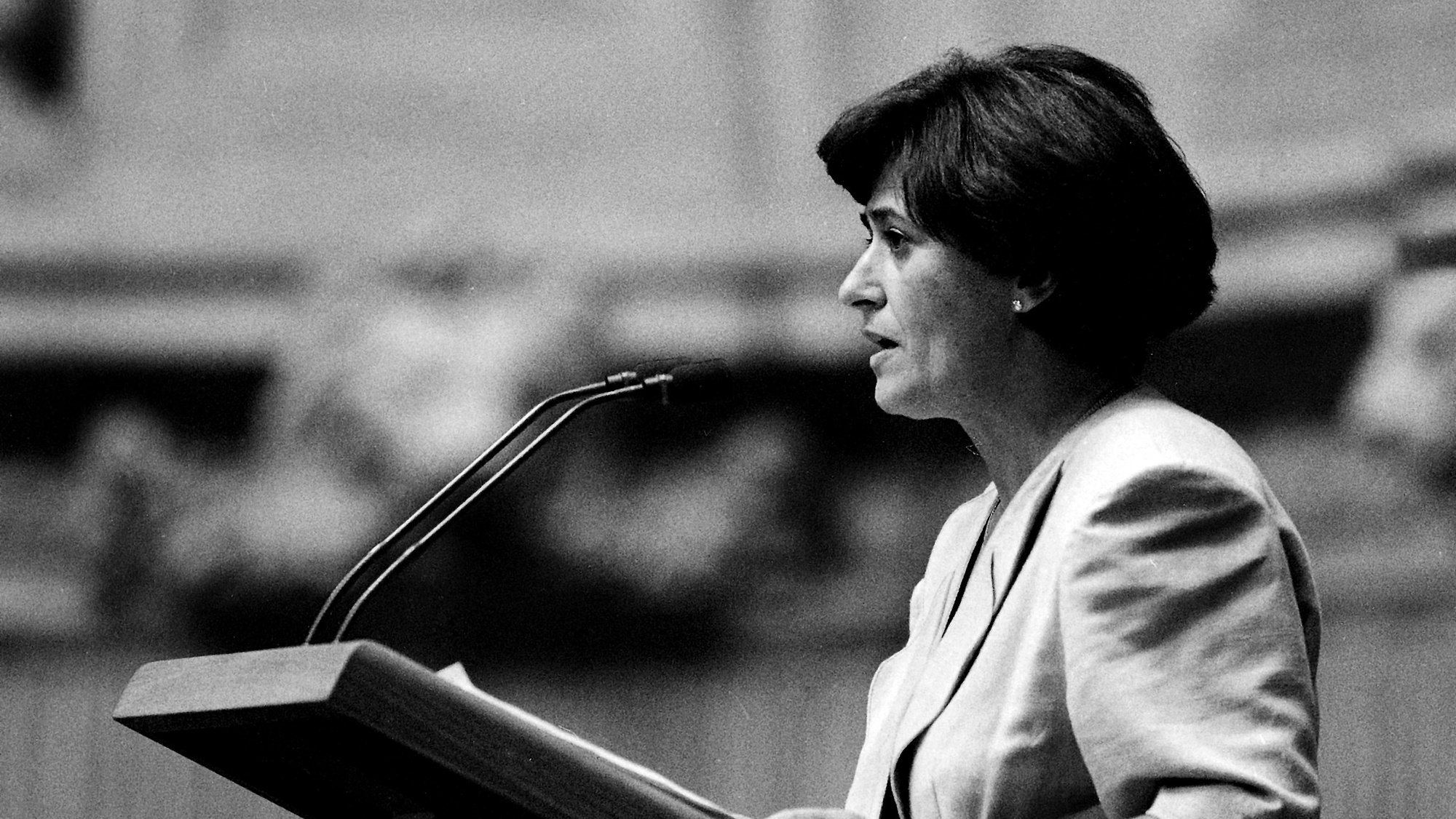 A deputada do PS, Elisa Damião, discursa durante o debate do Pacote Laboral, na Assembleia da Republica, em Lisboa a 12 de Junho de 1991.   MANUEL MOURA / LUSA
