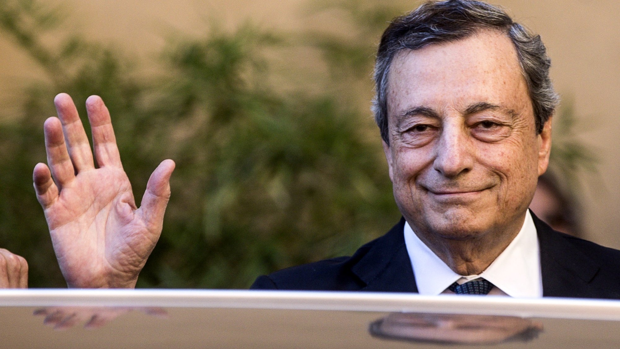 epa10072815 Italian Prime Minister Mario Draghi arrives to pay his respects to late Italian journalist Eugenio Scalfari as the coffin lies in state at the City Hall in Rome, Italy, 15 July 2022. Scalfari, who died on 14 July at the age of 98, founded two of Italy&#039;s most important news publications, daily newspaper La Repubblica and investigative journalism weekly &#039;L&#039;Espresso&#039;.  EPA/ANGELO CARCONI