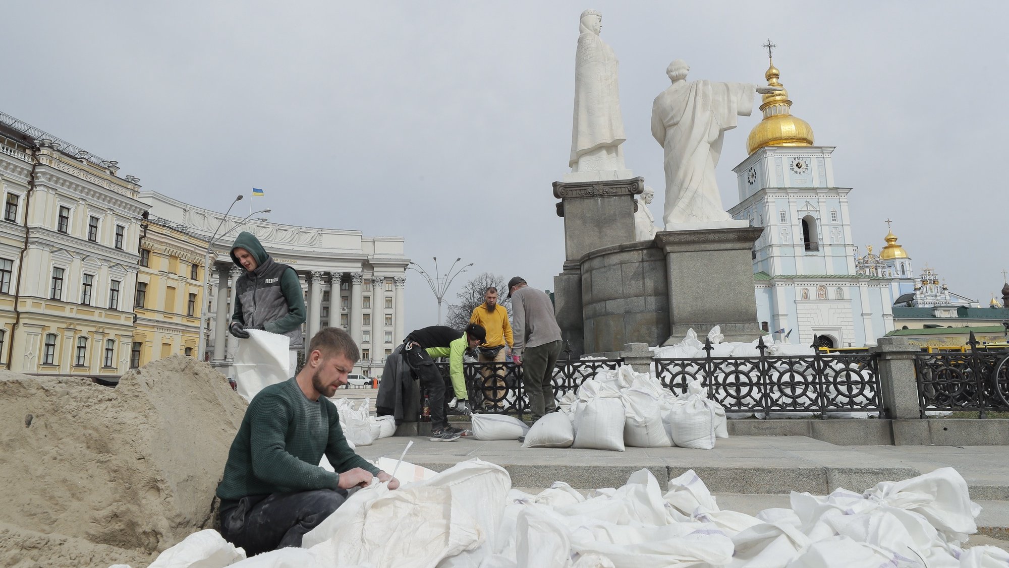 epa09851312 Volunteers cover with sandbags the monument of Princess Olga, Apostle Andrew, Cyril, and Methodius to protect it from Russian shelling, in the Ukrainian capital of Kyiv (Kiev), Ukraine, 26 March 2022. On 24 February, Russian troops had entered Ukrainian territory in what the Russian president declared a &#039;special military operation&#039;, resulting in fighting and destruction in the country, a huge flow of refugees, and multiple sanctions against Russia.  EPA/SERGEY DOLZHENKO