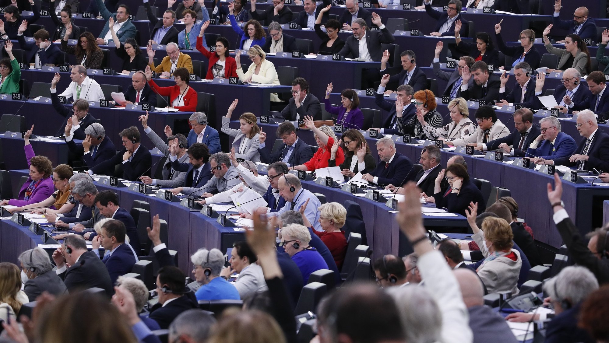 epa09926208 Member of European Parliament (MEP) during a voting session of the European Parliament in Strasbourg, France, 04 May 2022.  EPA/JULIEN WARNAND