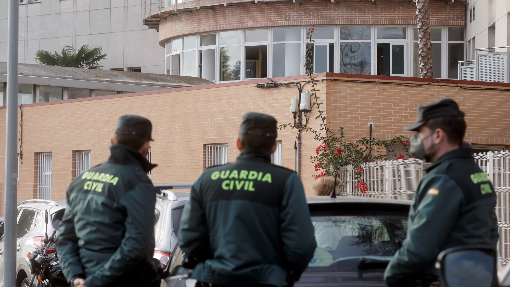 epa09694568 Civil Guard&#039;s officers stand guard outside an old people&#039;s home the morning after a fire started in the facilities, in the town of Moncada, Valencia, Spain, 19 January 2022. Six people died and 15 other were injured in the fire that caused 70 residents had to be evacuated.  EPA/KAI FOERSTERLING