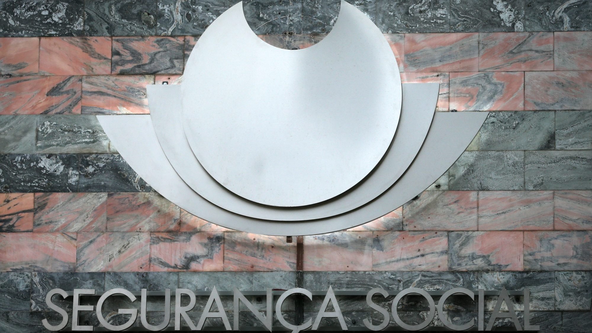 Logotipo no novo edifício sede do Instituto da Segurança Social