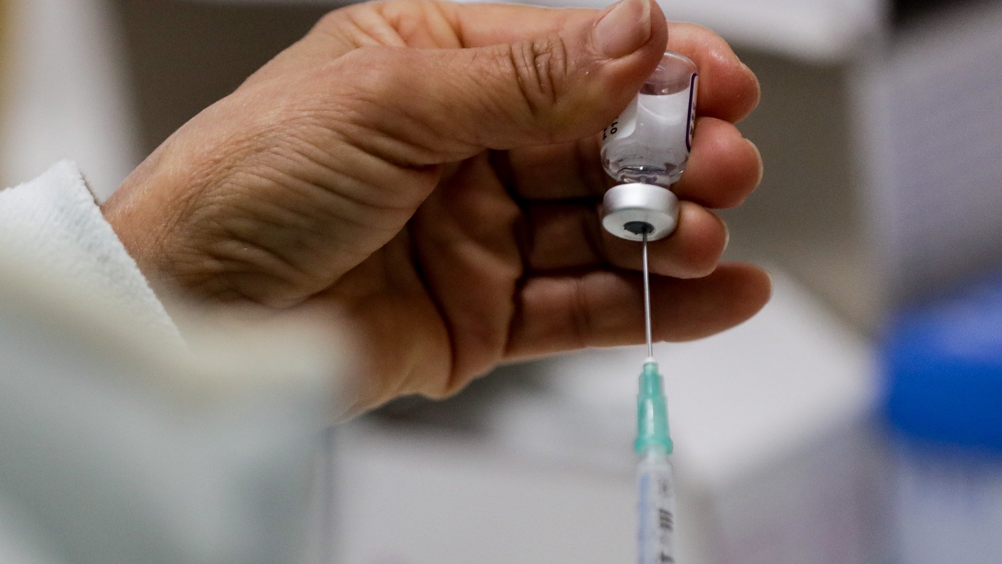 Uma enfermeira prepara doses de vacinas da Pfizer contra a covid-19 no centro de vacinação da Ajuda em Lisboa, 03 de dezembro de 2021. TIAGO PETINGA/LUSA